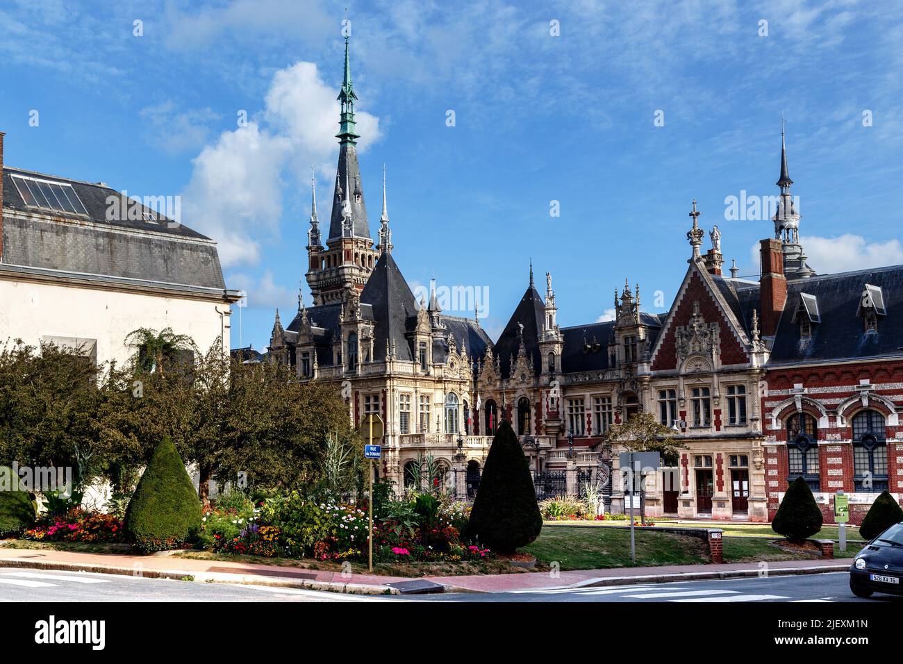 FECAMP, FRANCE - 1 SEPTEMBRE 2019 : c'est le Palais bénédictin construit au début du 20th siècle dans un style mixte Renaissance et gothique. Banque D'Images