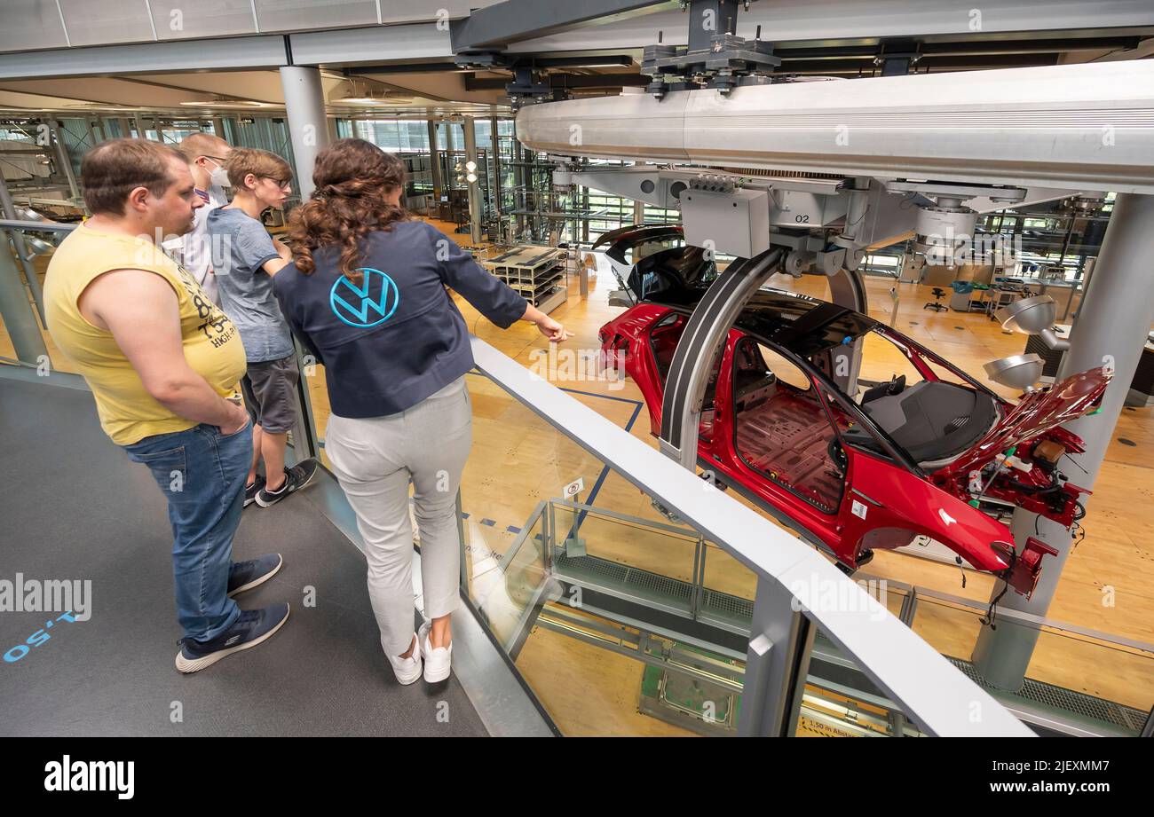 Dresde, Allemagne. 28th juin 2022. Un groupe de jeunes de la zone de formation professionnelle de Wichern-Werkstätten Freital de la Diakonie Dresden sont les premiers à assister à une visite guidée dans un langage facile à comprendre à travers l'usine transparente de Volkswagen. La nouvelle forme de tournée est destinée à attirer les personnes handicapées et les groupes qui peuvent avoir des problèmes avec la langue allemande. Credit: Matthias Rietschel/dpa/Alay Live News Banque D'Images