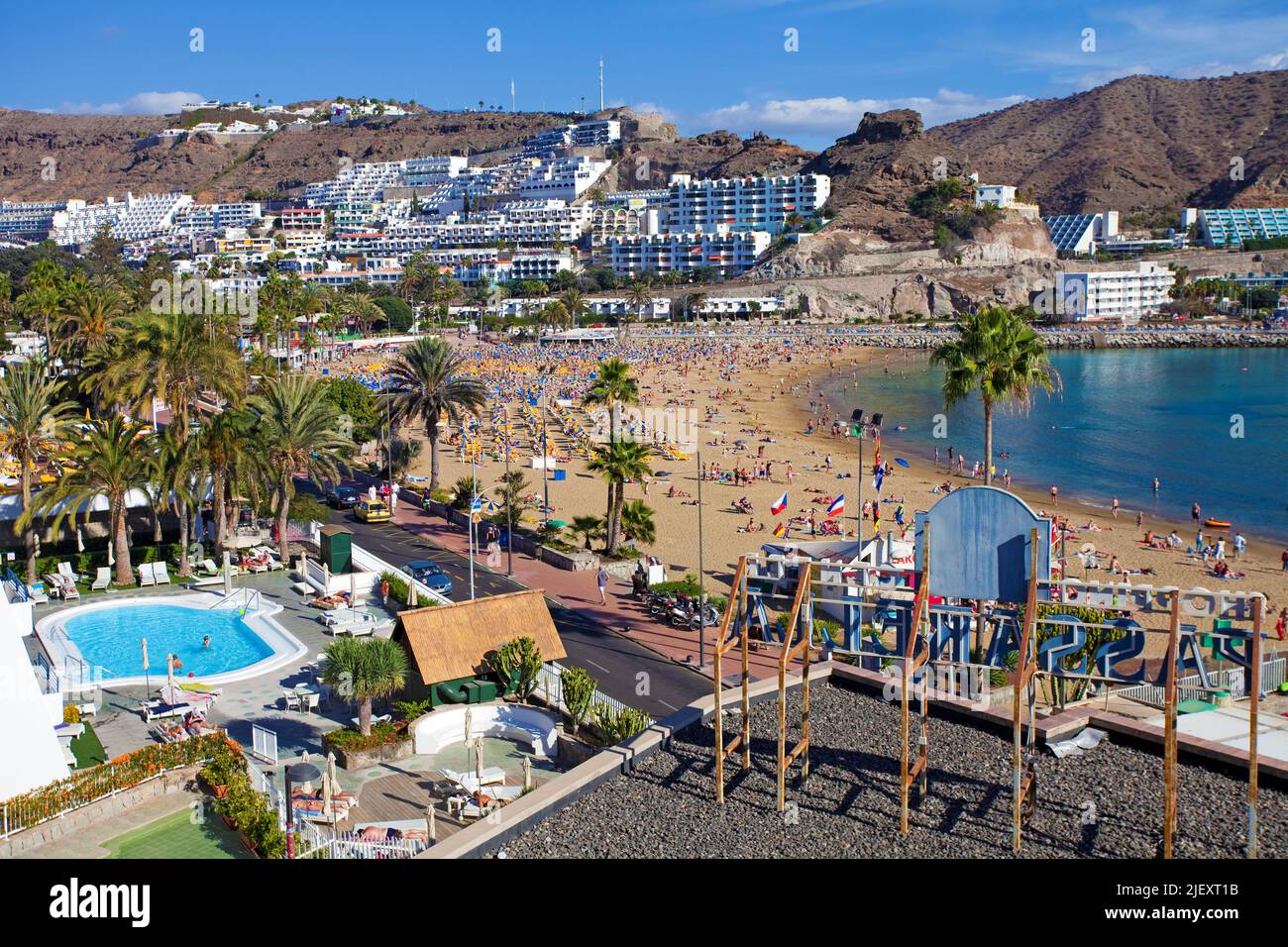 Vacanciers sur Playa de los Amadores, plage de baignade à proximité de Puerto Rico, Grand Canary, îles Canaries, Espagne, Europe, Océan Atlantique Banque D'Images