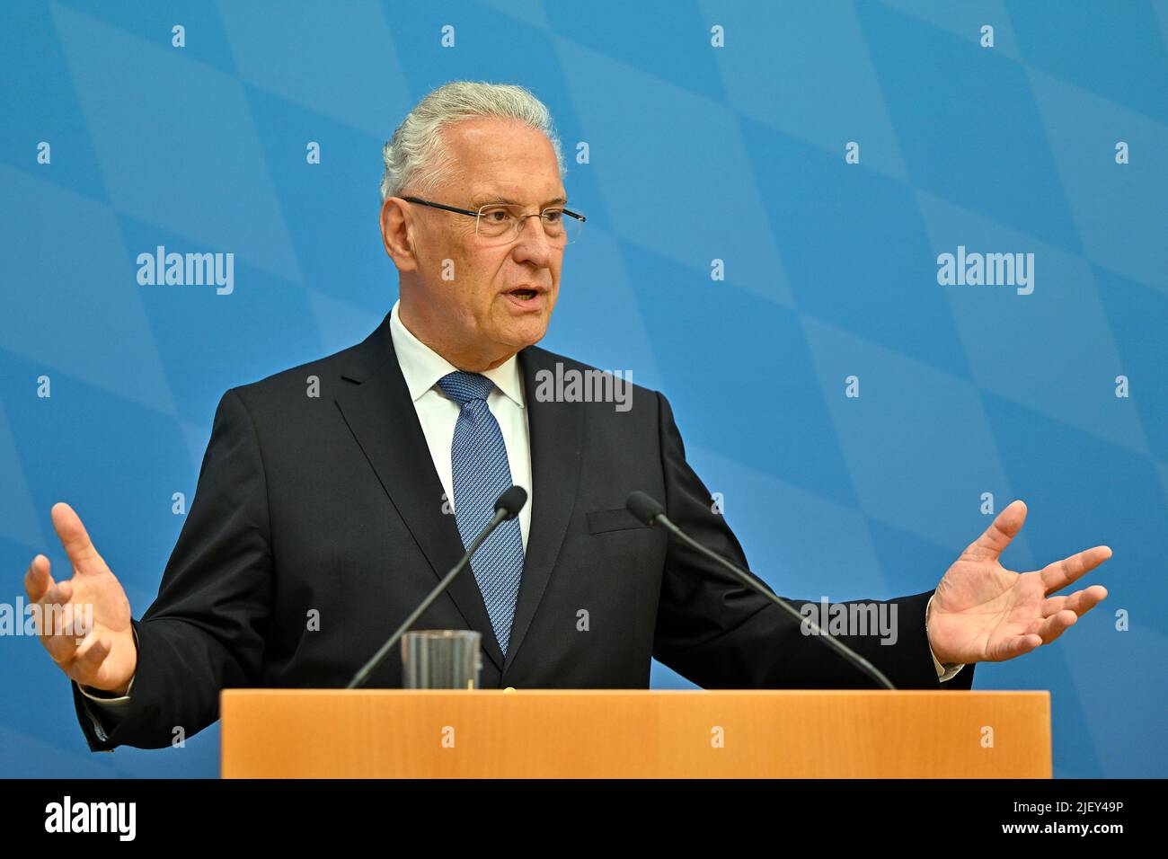 Munich, Allemagne. 28th juin 2022. Joachim Herrmann (CSU), ministre de l'intérieur de Bavière, prend la parole lors d'une conférence de presse sur l'évaluation finale préliminaire de l'opération de police lors du sommet de G7. Crédit : Lennart Preiss/dpa/Alay Live News Banque D'Images