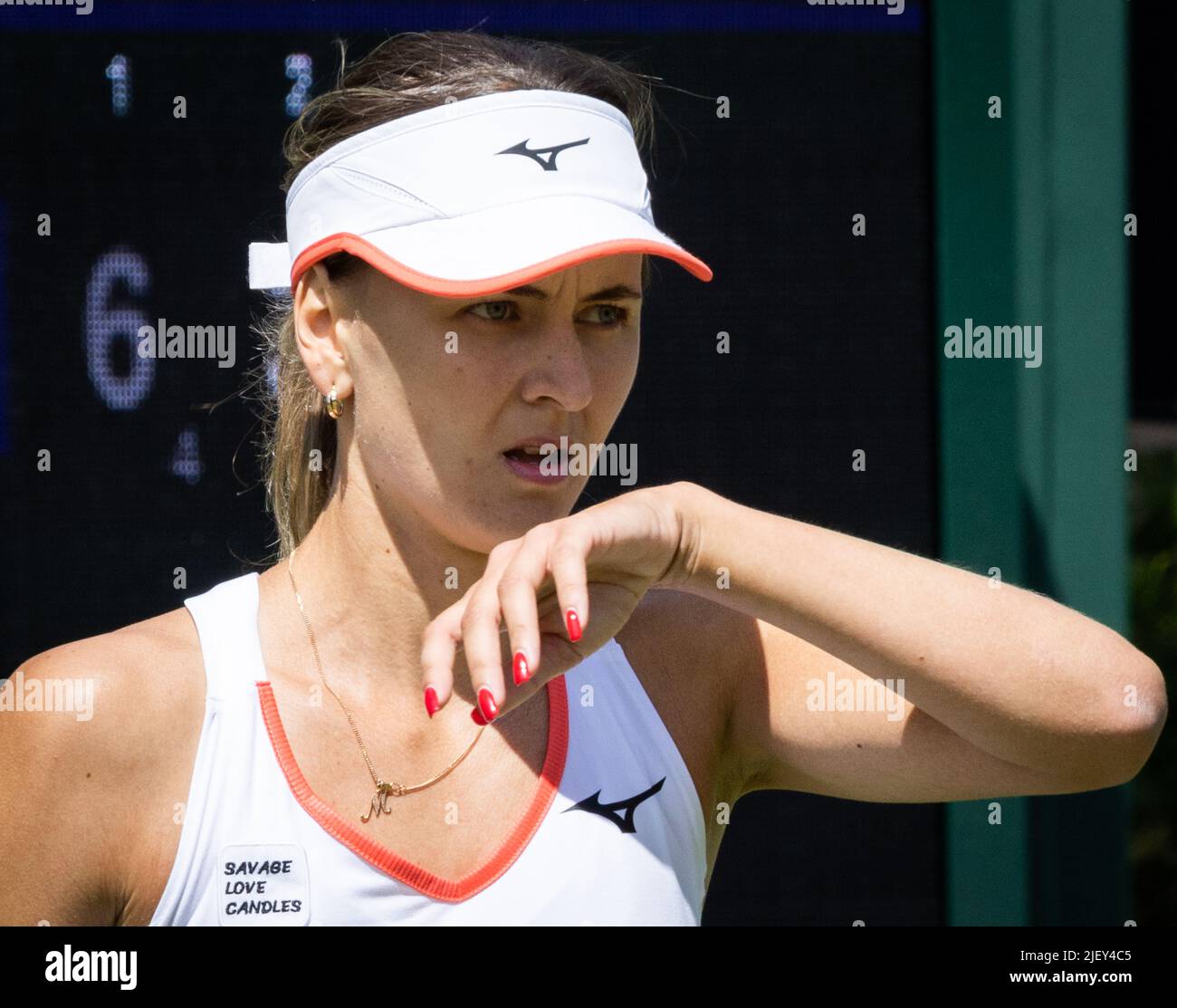 La Belge Maryna Zanevska réagit lors d'un premier tour dans le tournoi de singles féminin contre la Tchèque Krejcikova lors du tournoi de tennis Grand Chelem de Wimbledon 2022 au All England tennis Club, dans le sud-ouest de Londres, en Grande-Bretagne, le mardi 28 juin 2022. BELGA PHOTO BENOIT DOPPAGNE Banque D'Images