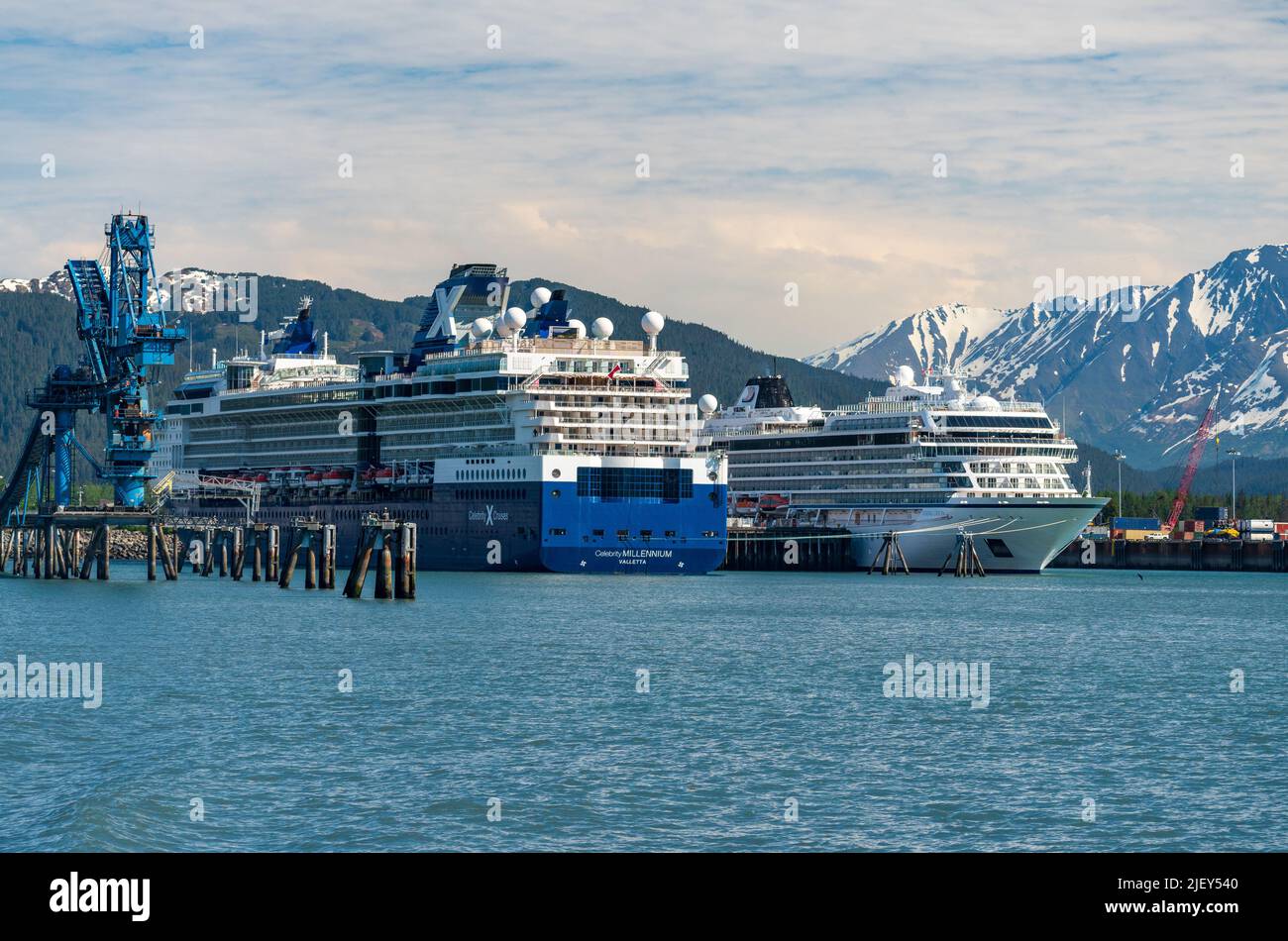 Seward, Alaska - 3 juin 2022 : les bateaux de croisière Celebrity et Viking dans le port de Seward, en Alaska Banque D'Images