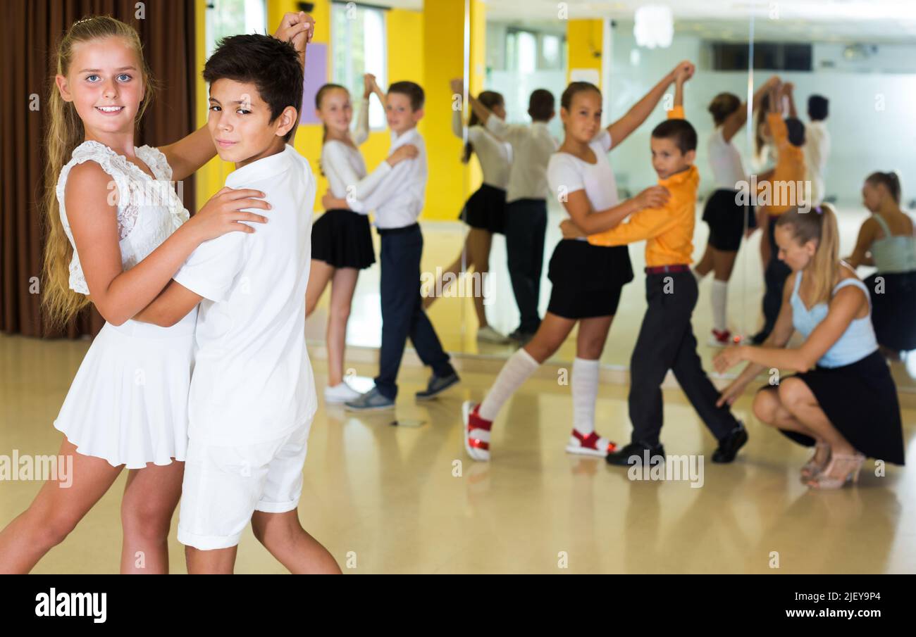 Enfants en cours de danse Banque D'Images