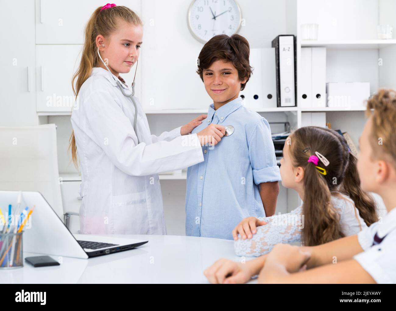 Jeune médecin en uniforme à la tête de rendez-vous médical Banque D'Images