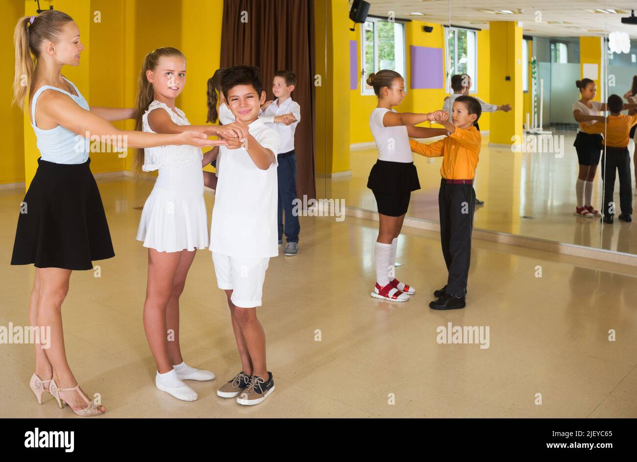 Les enfants s'amusant de la danse partenaire Banque D'Images