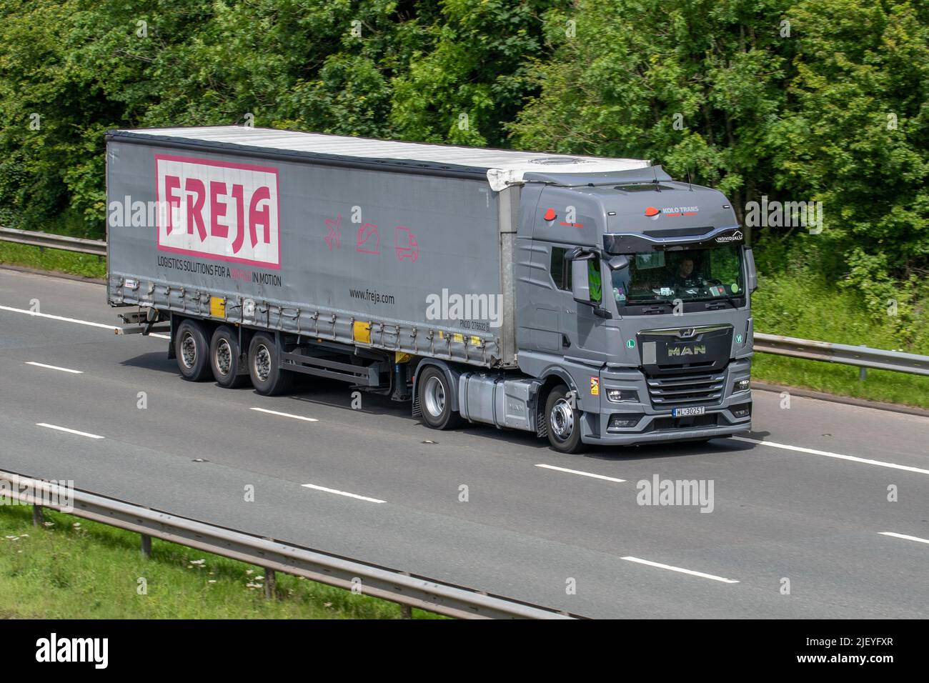 FREJA transport & Logistics A/S European Transportation MAN curvided camion voyageant sur l'autoroute M61 près de Manchester, Royaume-Uni Banque D'Images
