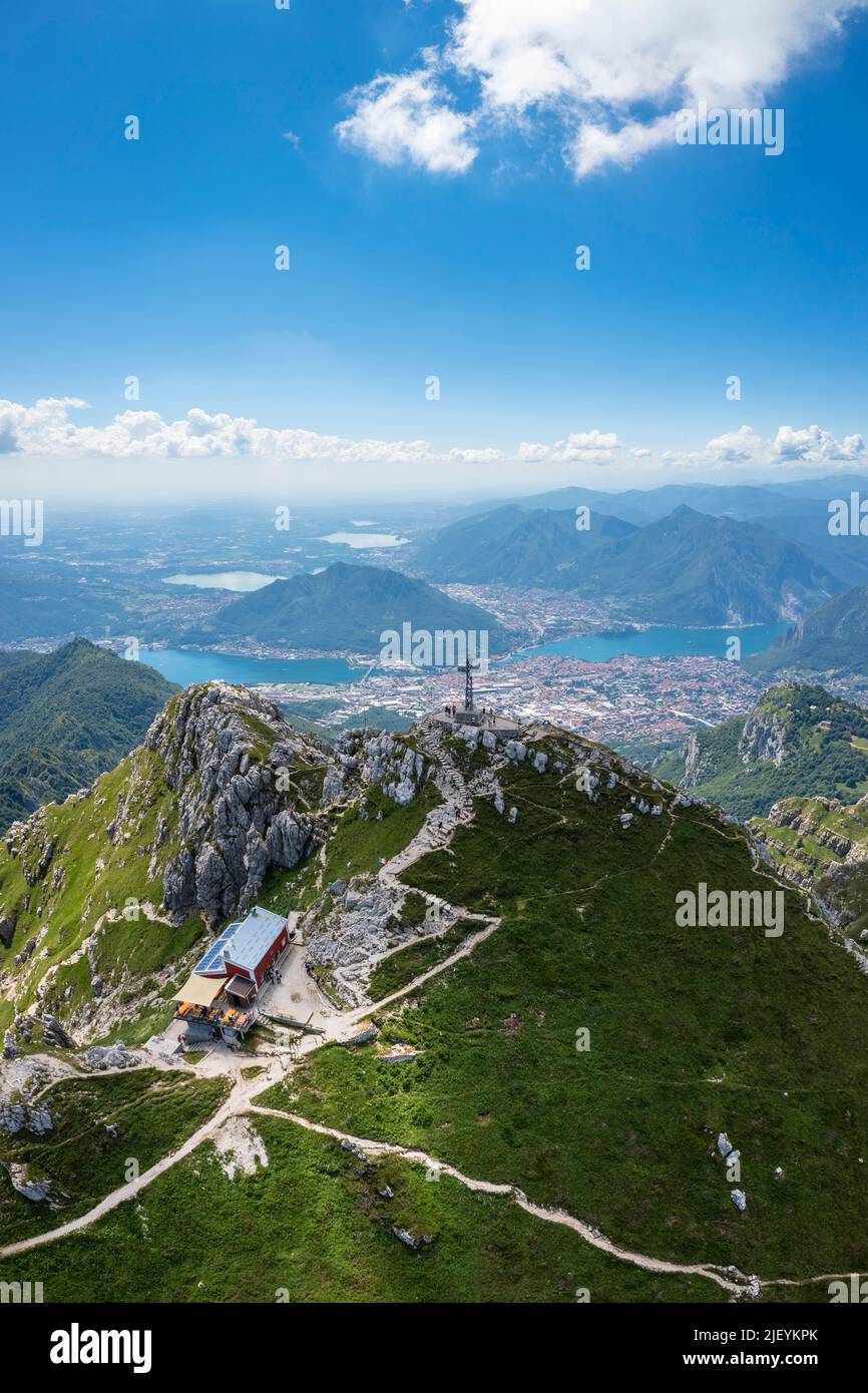 Vue aérienne du sommet de Monte Resegone et Rifugio Azzoni. Lecco, Lombardie, Italie, Europe. Banque D'Images