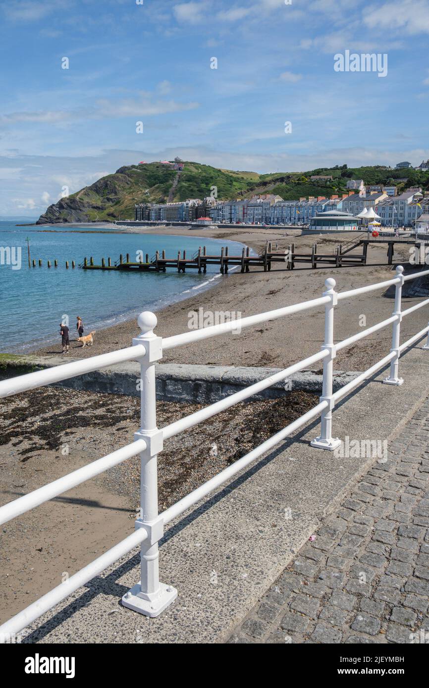 La promenade et la plage à Aberystwyth, Ceredigion, pays de Galles Banque D'Images