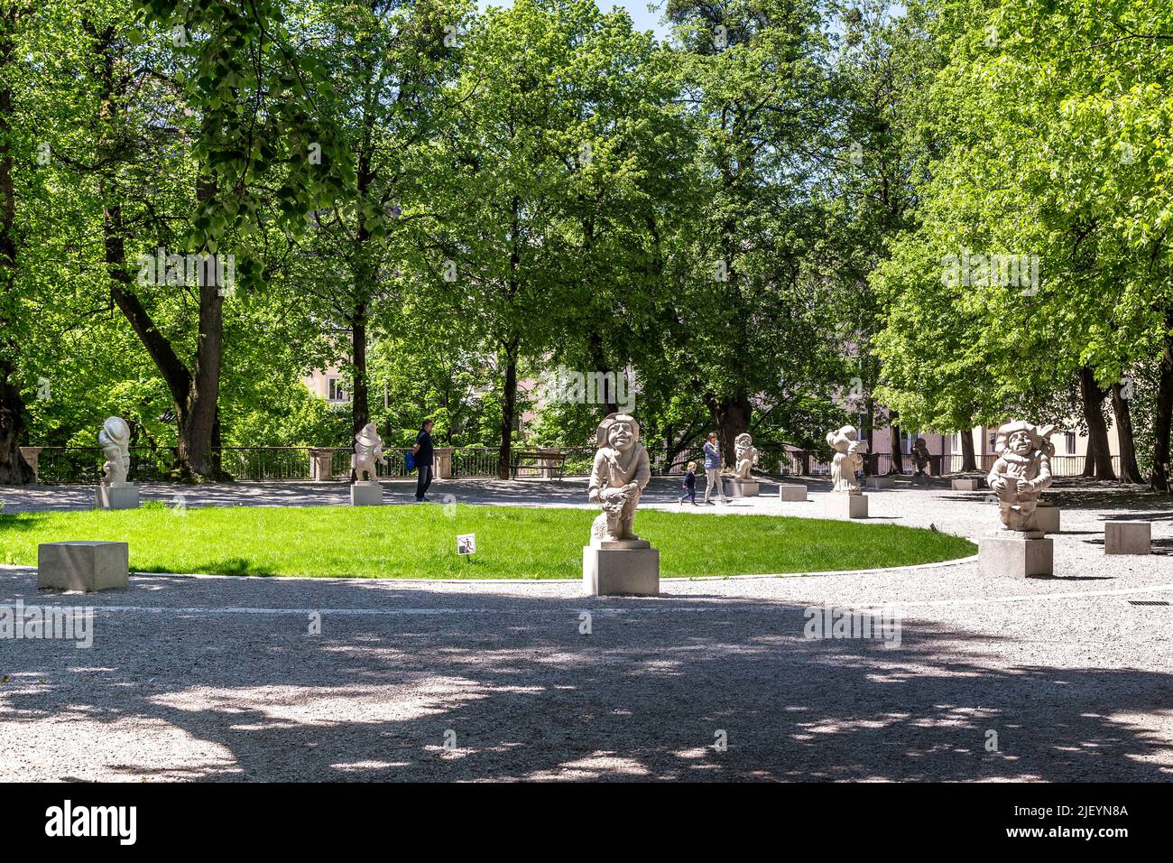 SALZBOURG, AUTRICHE - 17 MAI 2019 : c'est le jardin des nains (18th siècle) dans le parc Mirabell avec des figures de nains du marbre d'Untersberg, symb Banque D'Images