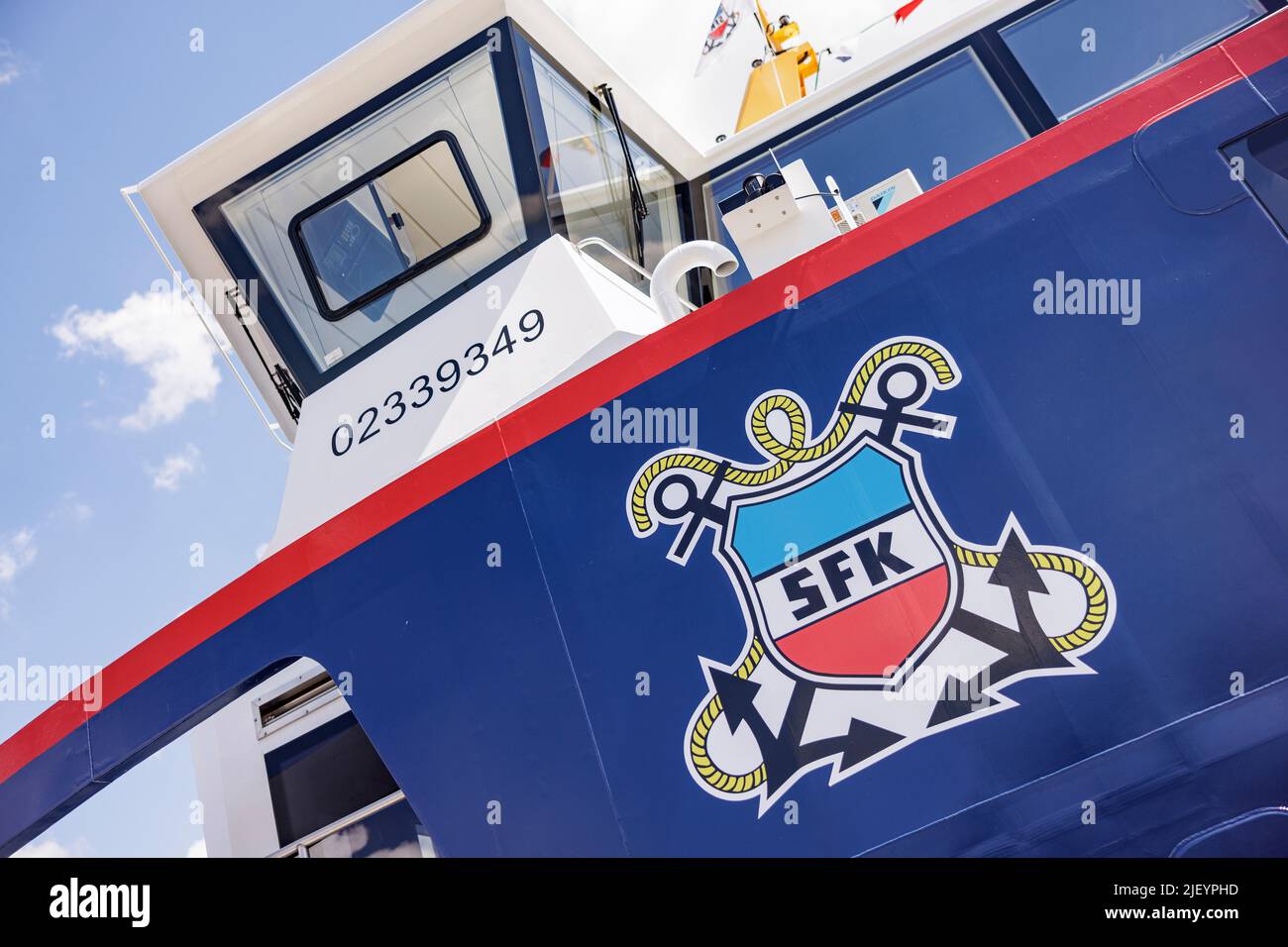 Kiel, Allemagne. 28th juin 2022. Le nouveau ferry hybride enfichable 'MS Wik' de SFK (schlepp- und Fährgesellschaft Kiel) porte le logo de la société sous le pont du navire. Credit: Axel Heimken/dpa/Alay Live News Banque D'Images