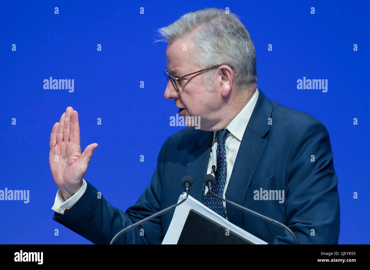 Le secrétaire d'État à la mise à niveau, le ministre du logement et des collectivités, Michael Gove, s'adresse à la conférence annuelle de l'Association des gouvernements locaux au Centre des congrès de Harrogate dans le North Yorkshire. Date de la photo: Mardi 28 juin 2022. Banque D'Images