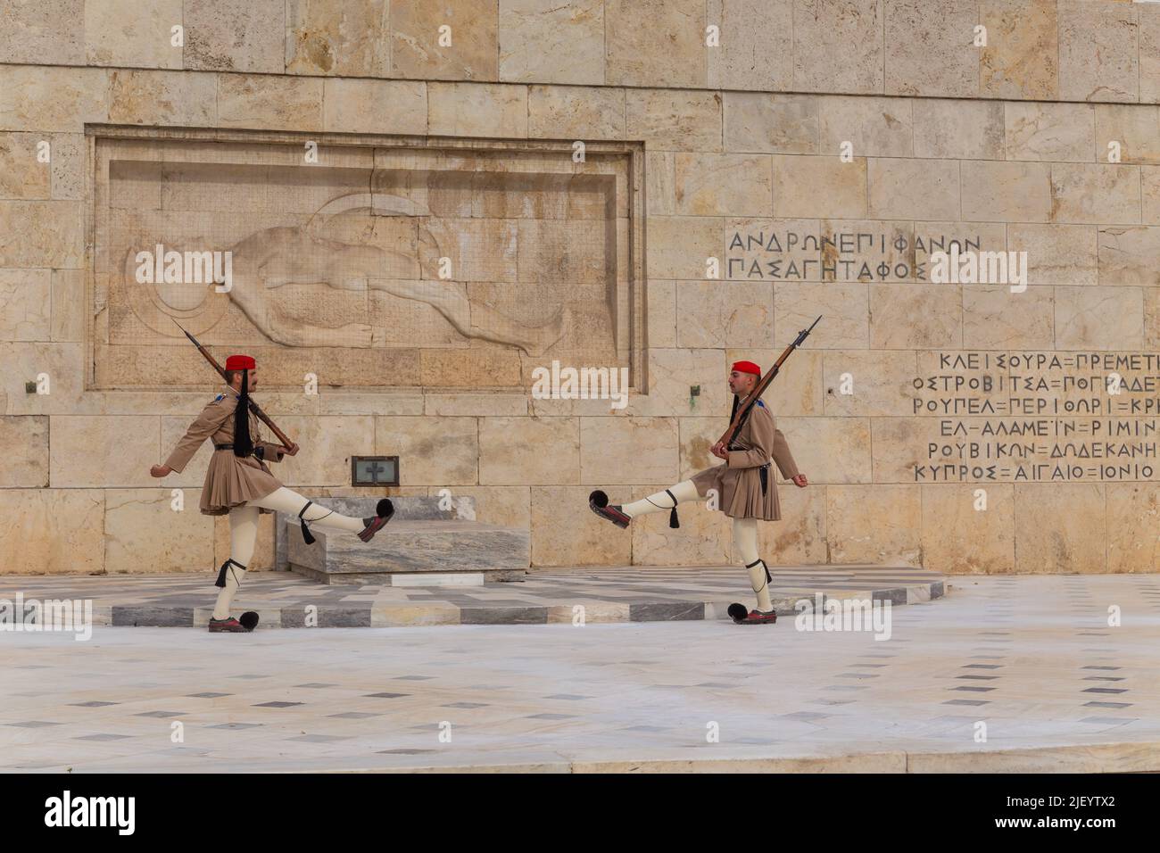 ATHÈNES, GRÈCE - MAI 06 2022: Gardes cérémoniels présidentiels - Evzones à la tombe du Soldat inconnu devant le Parlement grec, Athènes, GR Banque D'Images