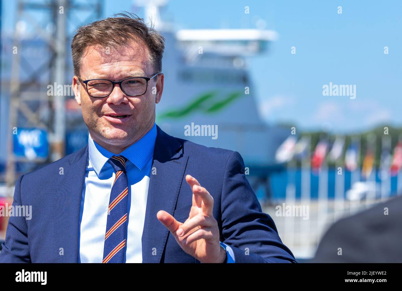 28 juin 2022, Mecklembourg-Poméranie occidentale, Rostock: Carsten Schneider (SPD), commissaire du gouvernement fédéral pour l'Allemagne de l'est, répond aux questions des journalistes après sa visite au port maritime. Le port doit jouer un rôle central dans l'approvisionnement énergétique de l'Allemagne de l'est, en particulier à l'avenir. Photo: Jens Büttner/dpa Banque D'Images