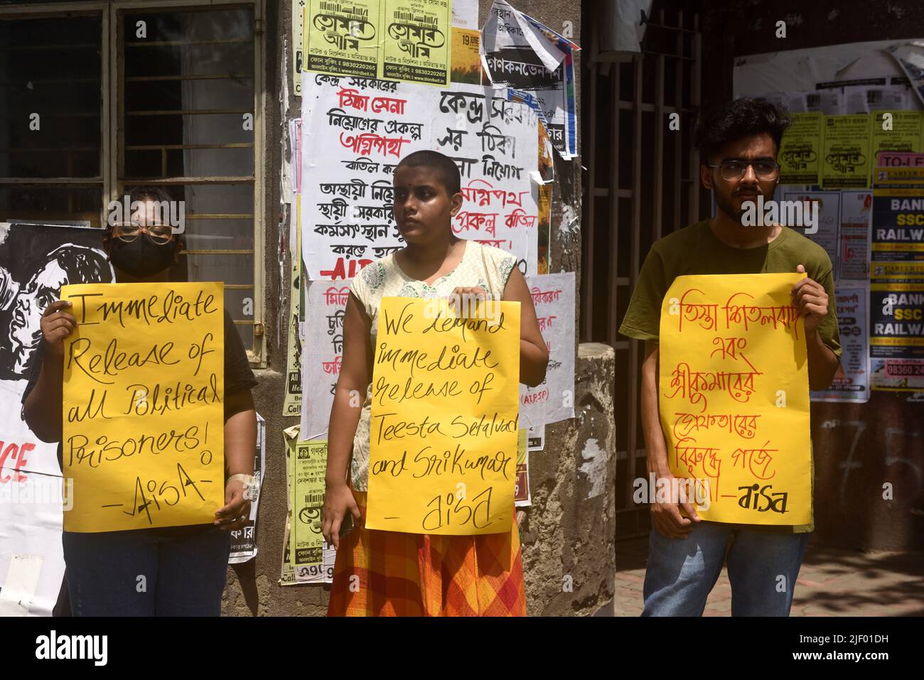 Kolkata, Bengale occidental, Inde. 28th juin 2022. 28 juin 2022, Kolkata, Inde: Étudiants soutenus par le secrétaire des citoyens pour la justice et la paix (CJP), une organisation formée pour défendre les victimes des émeutes du Gujarat en 2002, ainsi que les anciens officiers de l'IPS RB Sreekumar et Sanjiv Bhatt, Participez à une manifestation contre l'arrestation d'une militante indienne des droits civils et journaliste Teesta Setalvad. Sur 28 juin 2022 à Kolkata, Inde. (Image de crédit : © Sukhomoy  Sen/eyepix via ZUMA Press Wire) Banque D'Images