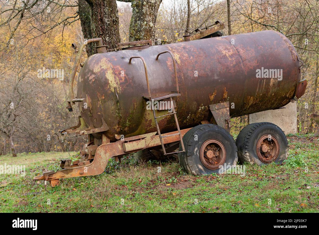 camion-citerne-rouill-ancien-camion-citerne-rouill-avec-m-canisme-de