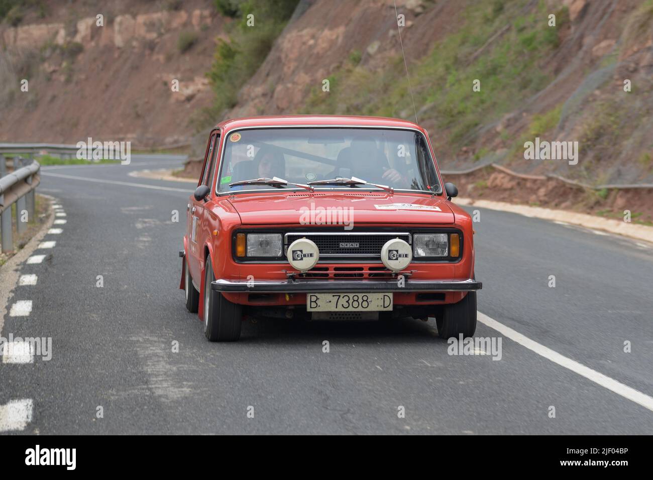 voiture de sport de rallye espagnole dans la rue. Siège 124 Banque D'Images