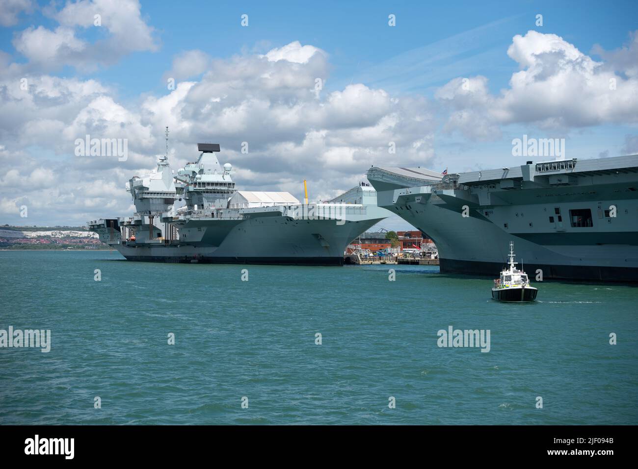 Vue inhabituelle avec les deux porte-avions britanniques amarrés ensemble dans la base navale de Portsmouth. Le HMS Queen Elizabeth et le HMS Prince de Galles côte à côte. Banque D'Images