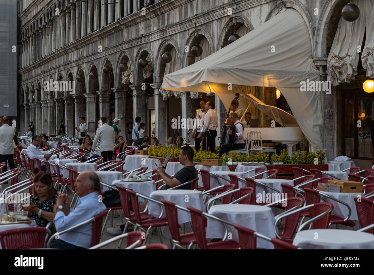 Personnes assises au restaurant sur la place Saint-Marc, Venise, Italie Banque D'Images