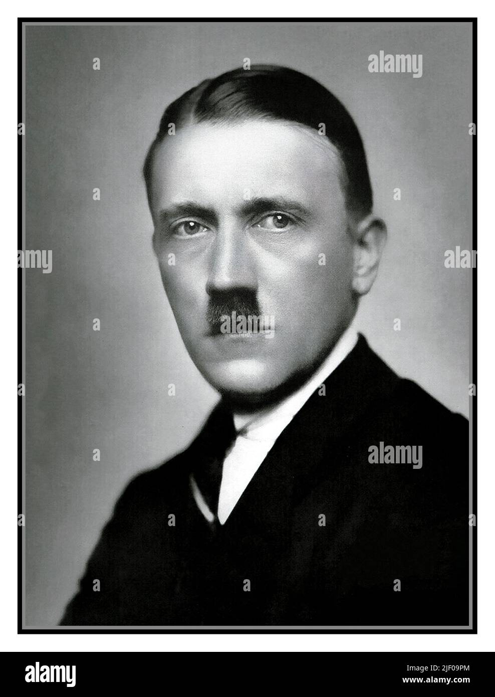ADOLF HITLER FORMEL STUDIO PORTRAIT de 1920 studio B&W pose portrait photographie par Heinrich Hoffmann de jeune nazi politiquement actif Adolf Hitler Banque D'Images ADOLF HITLER FORMEL STUDIO PORTRAIT de 1920 studio B&W pose portrait photographie par Heinrich Hoffmann de jeune nazi politiquement actif Adolf Hitler Banque D'Images
