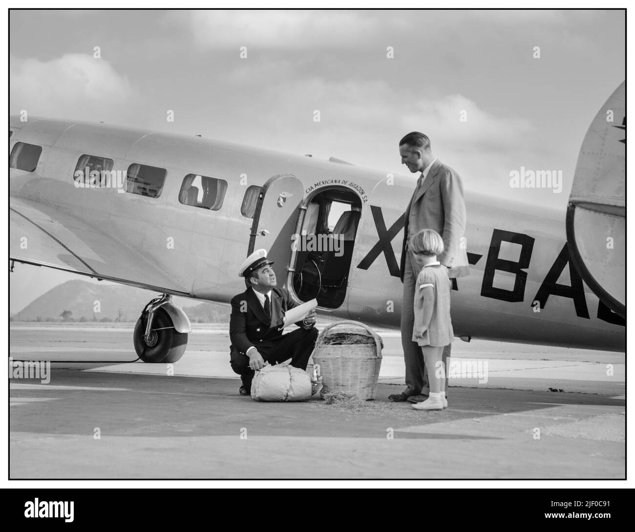 L'inspecteur de l'aéroport de quarantaine d'usine examine les bagages transportés aux États-Unis par avion du Mexique. Glendale California 1937 photographe Dorothea Lange, Farm Security Administration États-Unis--Californie--Los Angeles County--Glendale Plant quarantaines--Californie Banque D'Images
