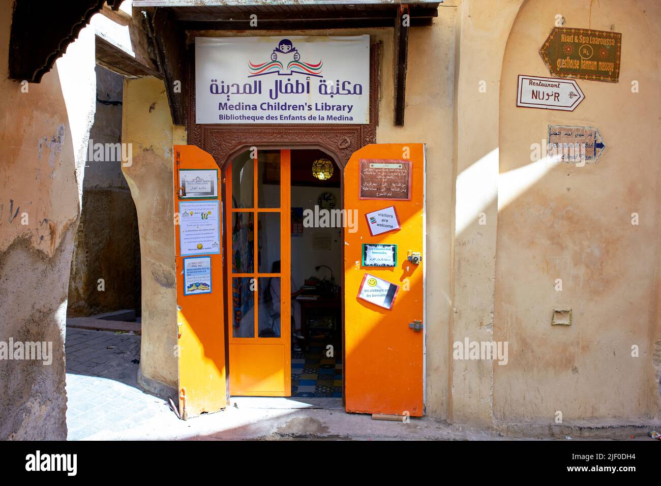 Maroc Fez. Bibliothèque pour enfants Medina Banque D'Images