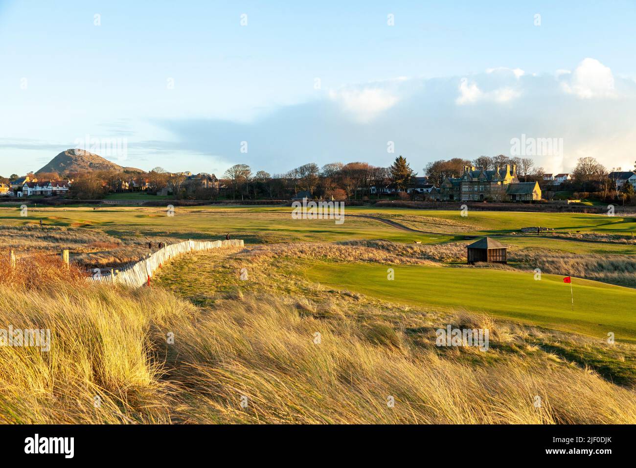 Parcours de golf de North Berwick avec la loi en arrière-plan, East Lothian Scotland. Banque D'Images