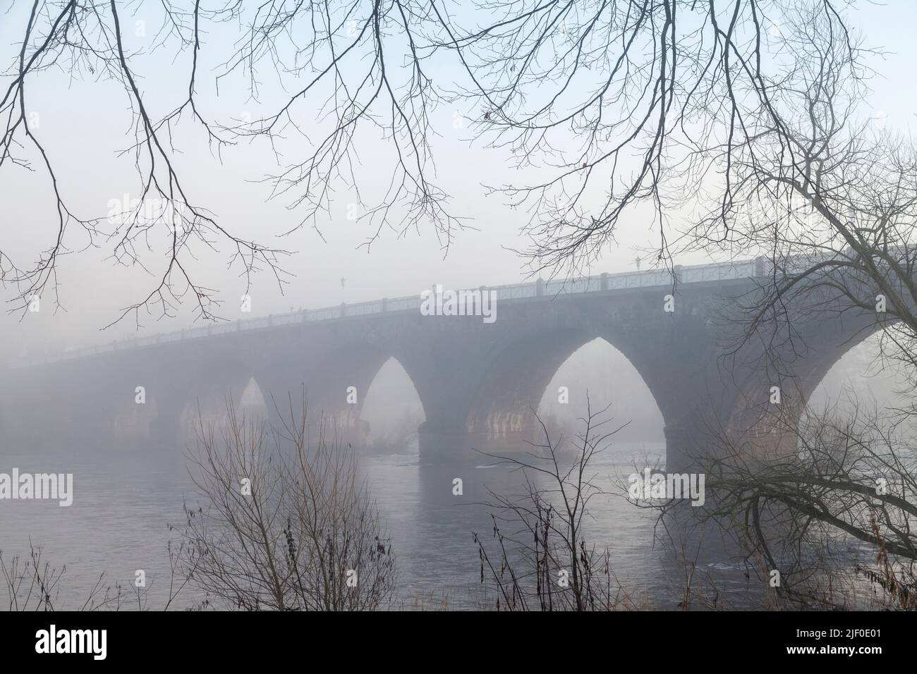 Une journée brumeuse à Perth, au pont de Smeaton, en Écosse Banque D'Images
