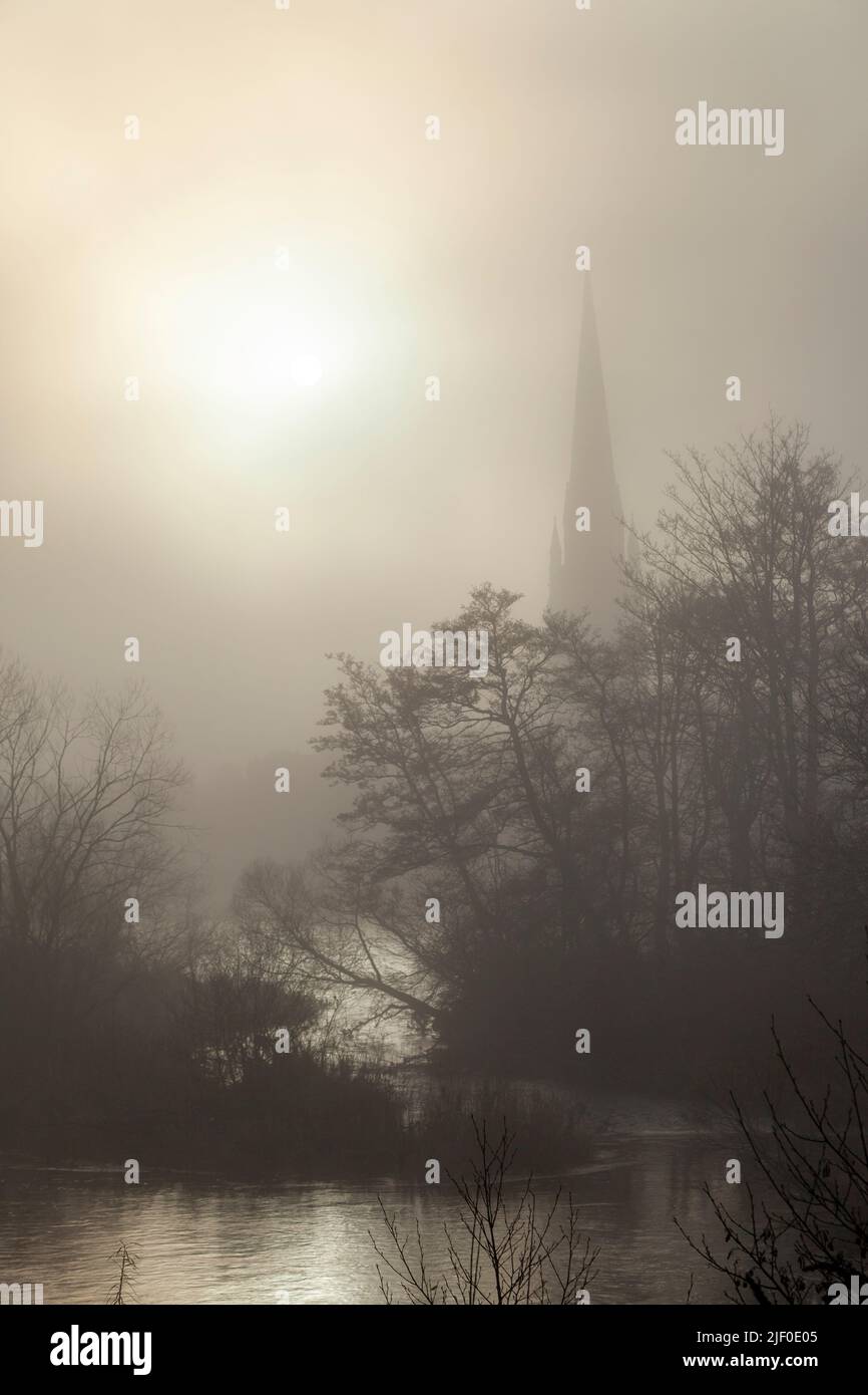 L'église St Matthew et la rivière Tay, Perth, en Écosse, un jour de brouillard Banque D'Images