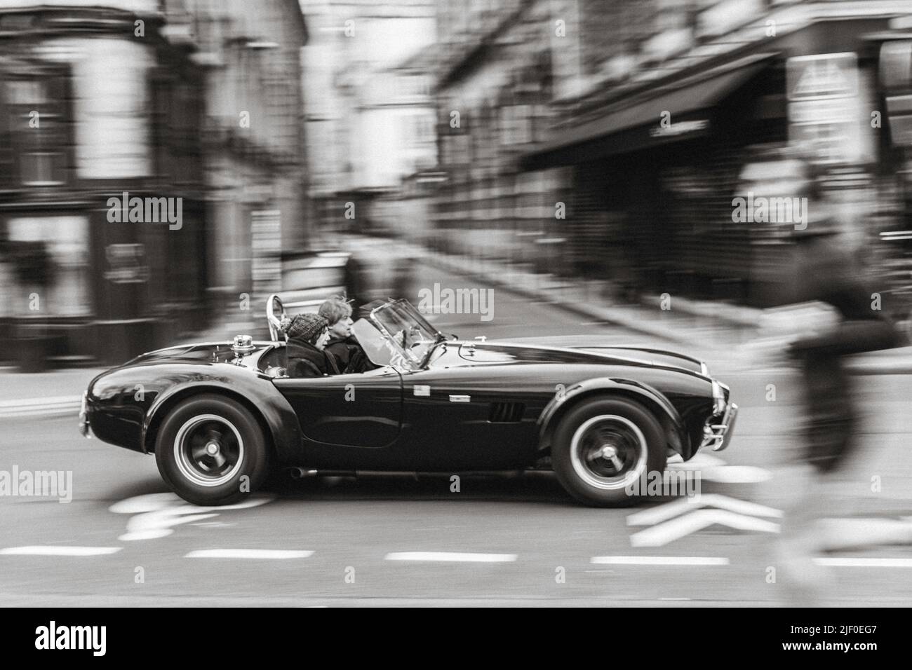 Voiture de sport classique dans la rue avec caméra film noir et blanc. Shelby Cobra Banque D'Images
