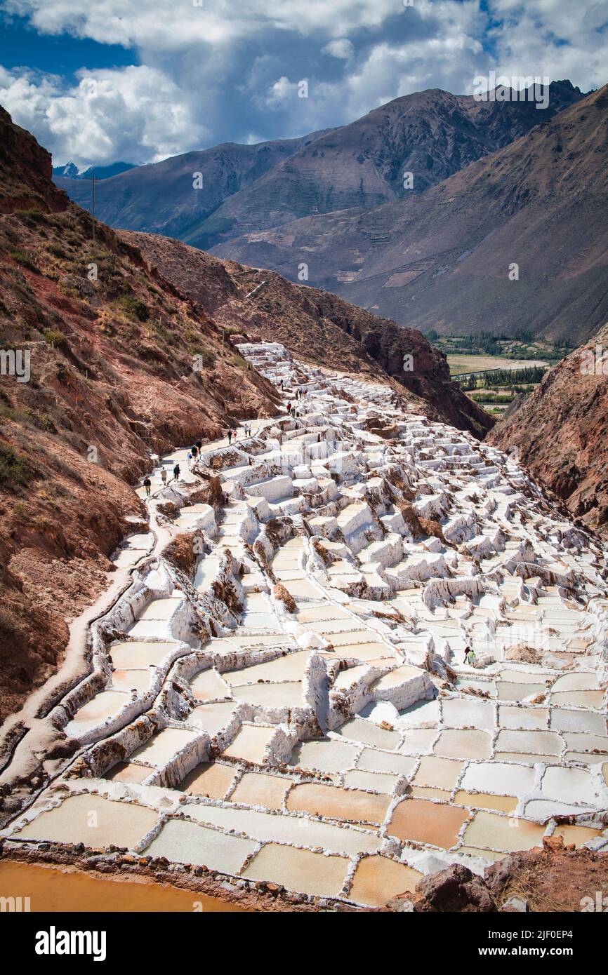 Aux bords de la vallée de la rivière Urubamba, près du village de Maras, se trouvent les bassins de sel évaporatifs dont le sel péruvien est récolté. Banque D'Images