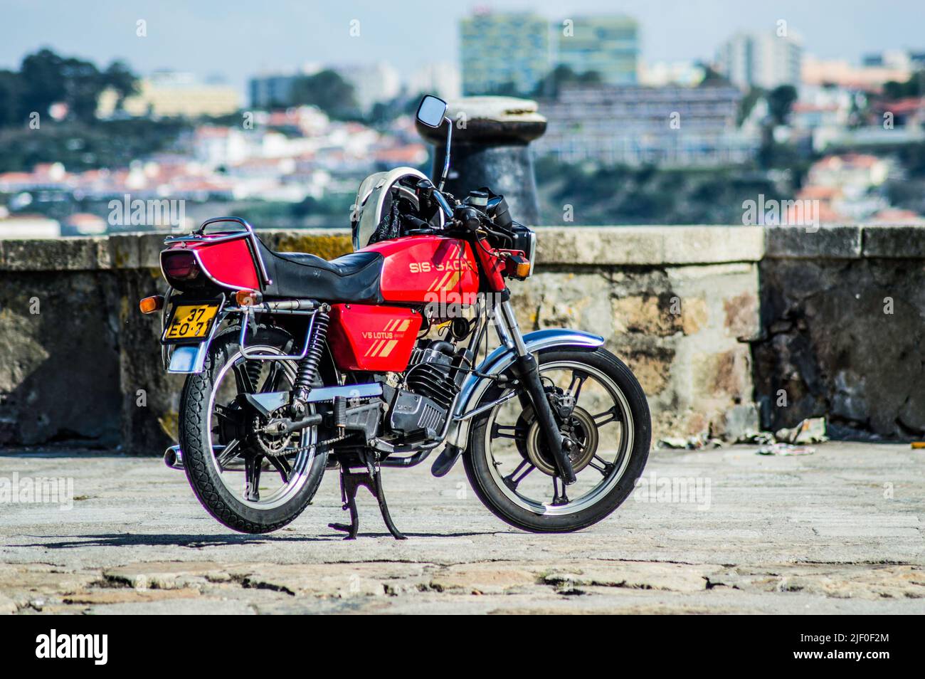 Vélo à moteur rouge classique stationné dans la rue. SIS Sachs V5 Lotus Special Banque D'Images