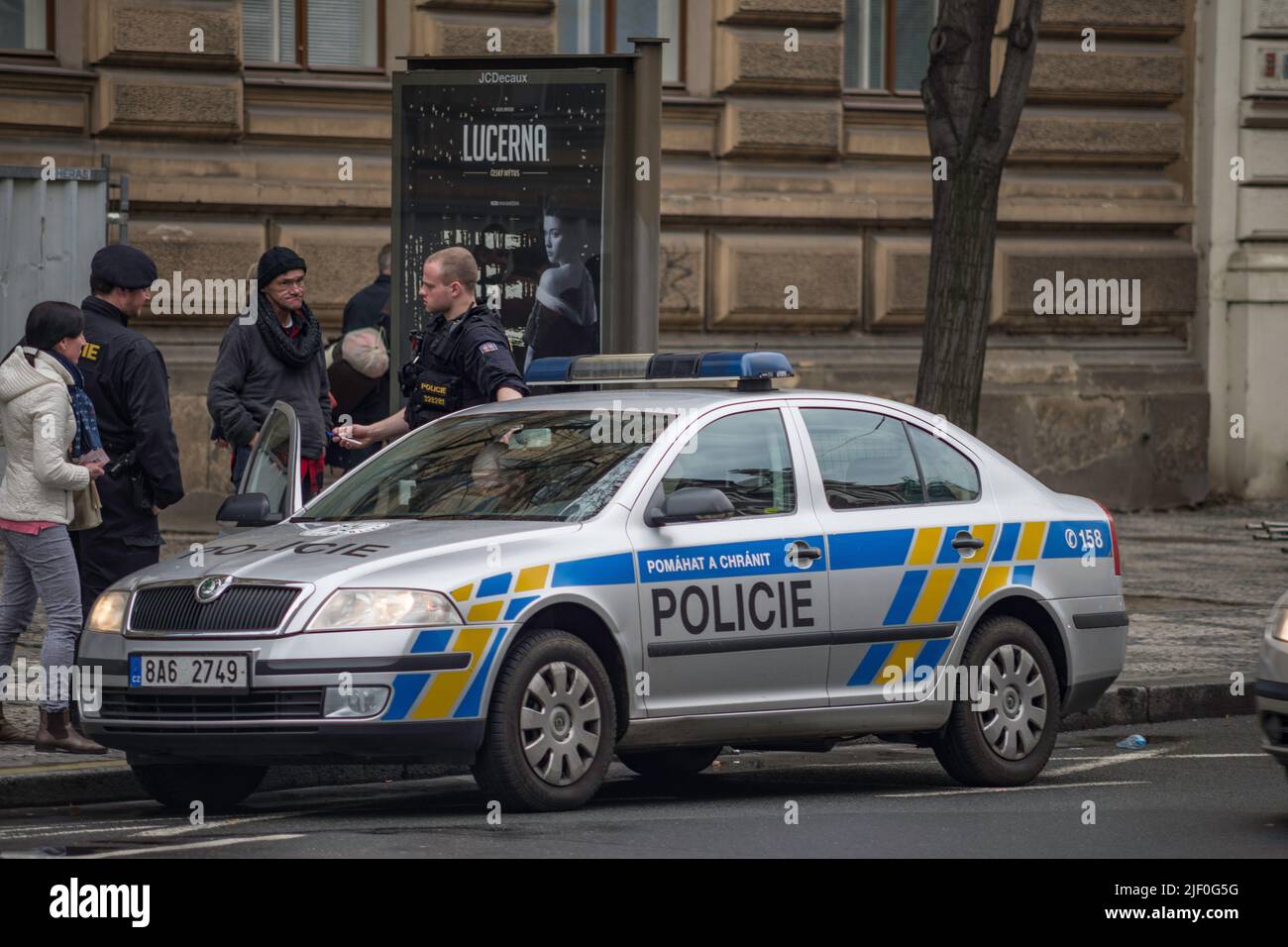 Voiture de police typique dans les rues de Praha. Skoda Octavia Banque D'Images