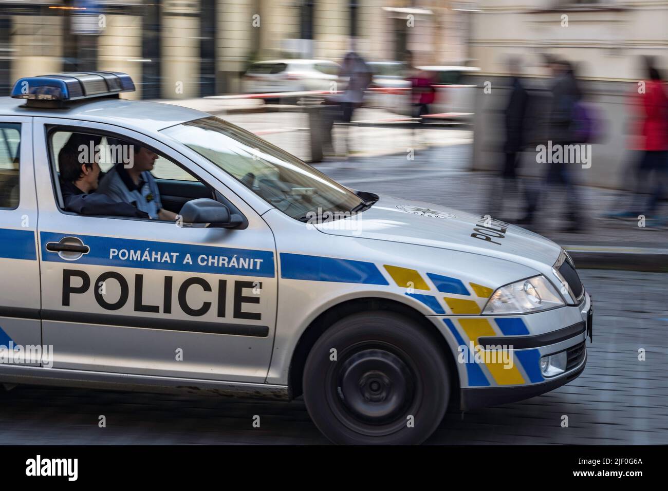 Voiture de police typique dans les rues de Praha. Skoda Octavia Banque D'Images