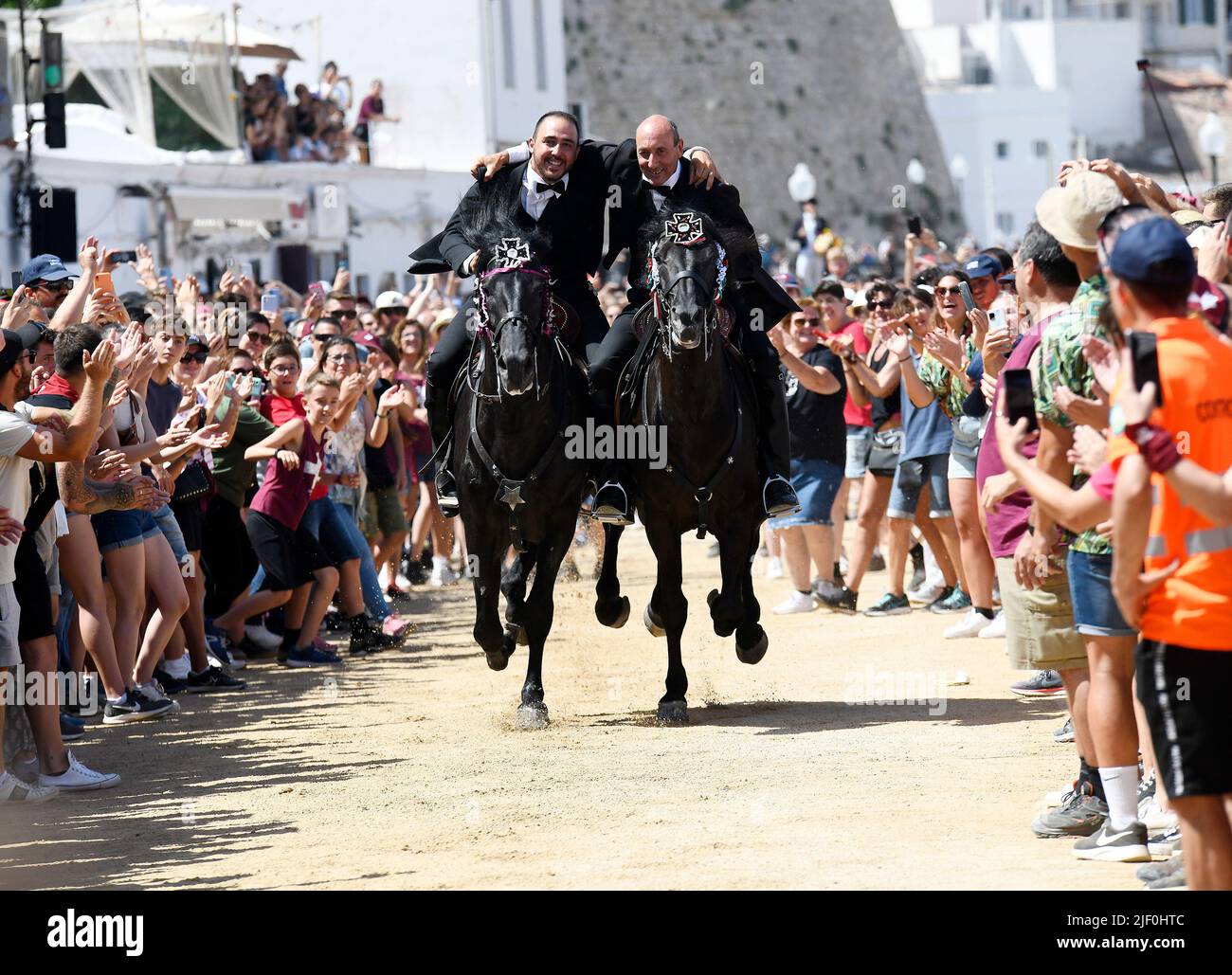 Festivités de Sant Joan à Ciutadella, Minorque. Les chevaux traversent la ville en s'élevant parmi les gens et en courant sur l'esplanade du port. Banque D'Images