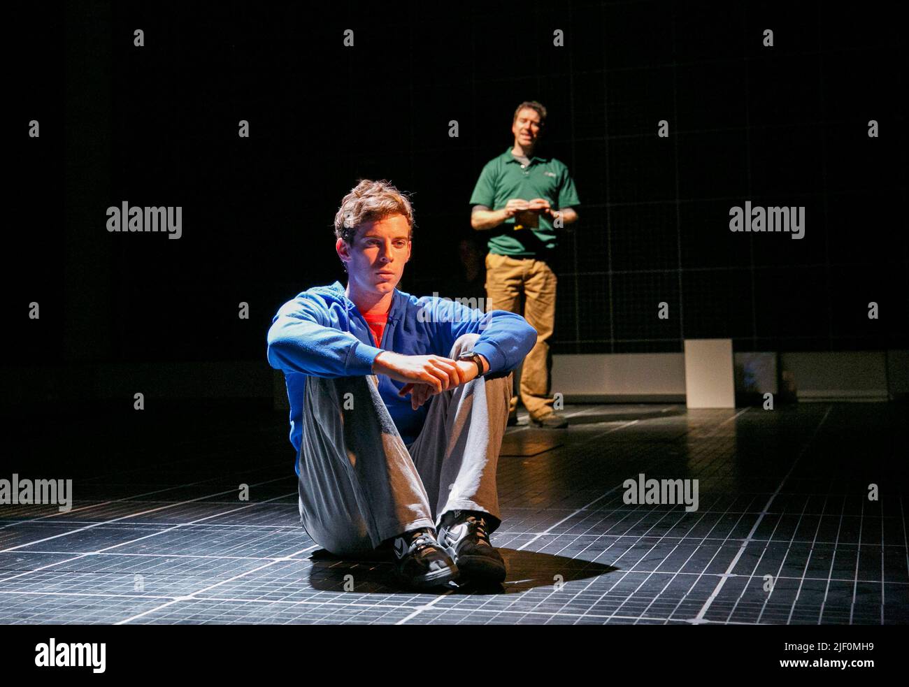 Luke Treadaway (Christopher Boone) avec (arrière) Sean Gleeson (Ed) dans LE CURIEUX INCIDENT DU CHIEN DANS LA NUIT par Simon Stephens à l'Apollo Theatre, Londres W1 12/03/2013 une production de théâtre national adaptée du roman de Mark Haddon design: Bunny Christie éclairage: Paule Constable vidéo design: Finn Ross directeur: Marianne Elliott Banque D'Images