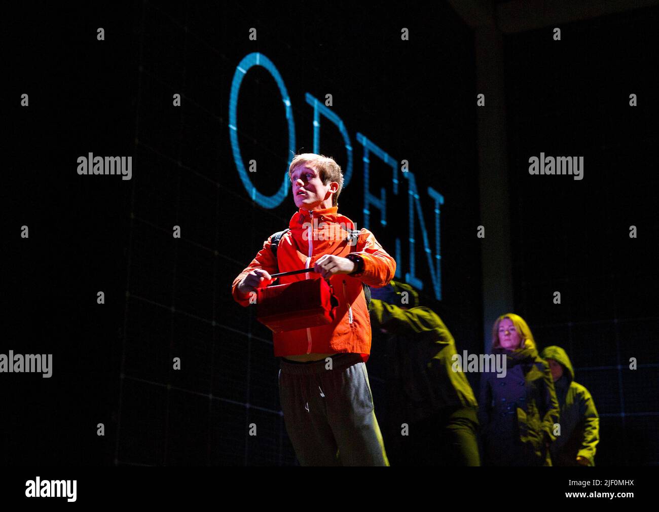 Graham Butler (Christopher Boone) dans LE CURIEUX INCIDENT DU CHIEN DANS LA NUIT par Simon Stephens au Gielgud Theatre, Londres W1 08/07/2014 une production de théâtre national adaptée du roman de Mark Haddon design: Bunny Christie éclairage: Paule Constable video design: Finn Ross réalisateur: Marianne Elliott Banque D'Images