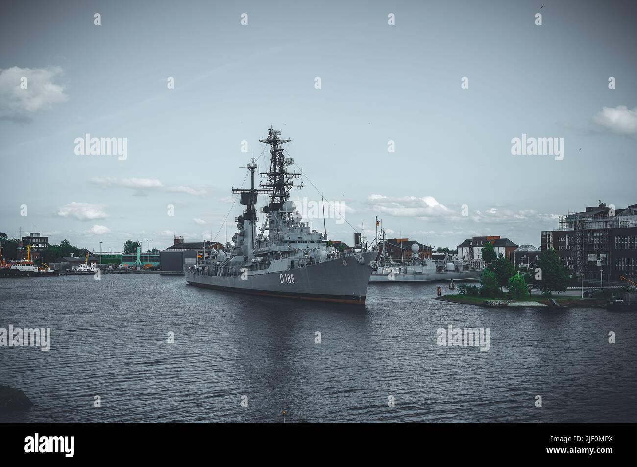 un navire de guerre dans le port de wilhelmshaven en allemagne Banque D'Images
