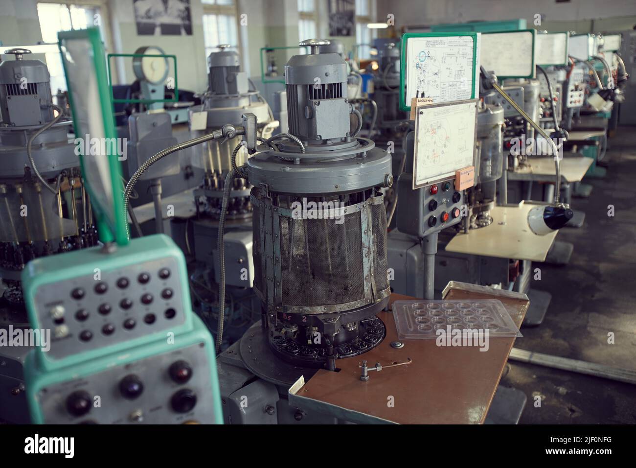 Contexte industriel des anciennes machines à centrifuger en rangées placées en usine Banque D'Images