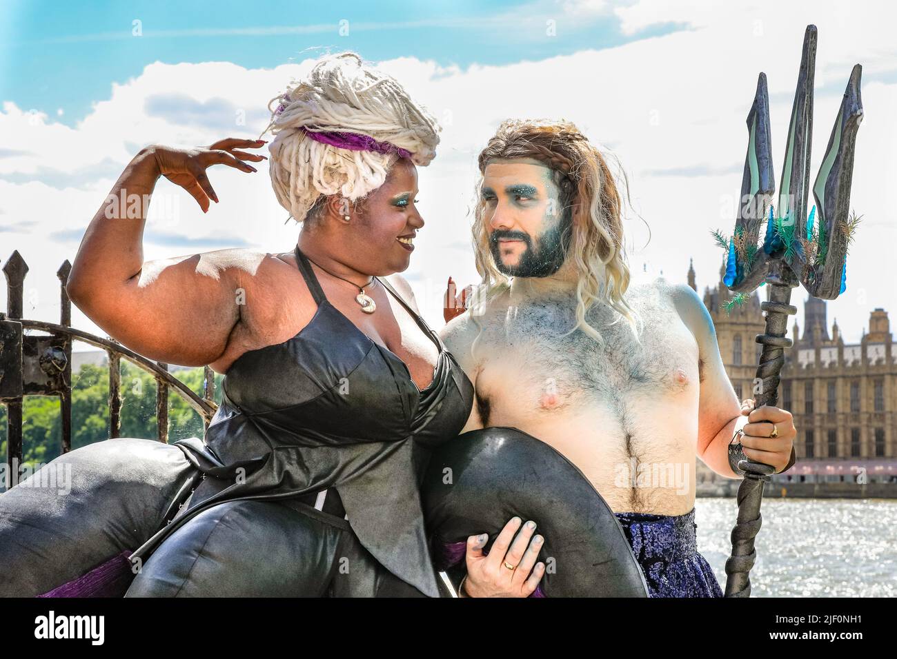 Londres, Royaume-Uni. 28th juin 2022. PAS D'EMBARGO pour l'impression. UTILISATION en ligne sous EMBARGO jusqu'au 11,30am mercredi 29th. Elliotte Williams-n'Dure comme Ursula avec George Whitty comme Triton. La pose coulés par la Tamise. La comédie musicale « malheureux : l'histoire inracontée d'Ursula The Sea Witch » se déroule au Underbelly Festival Earls court jusqu'au 16 juillet avec Elliotte Williams-n'Dure comme Ursula, Miracle chance comme Ariel, Jack Gray comme Snob, Jamie Mawson comme Eric, Allie Munroas comme Sebastian, George Whitty comme Triton. Credit: Imagetraceur/Alamy Live News Banque D'Images