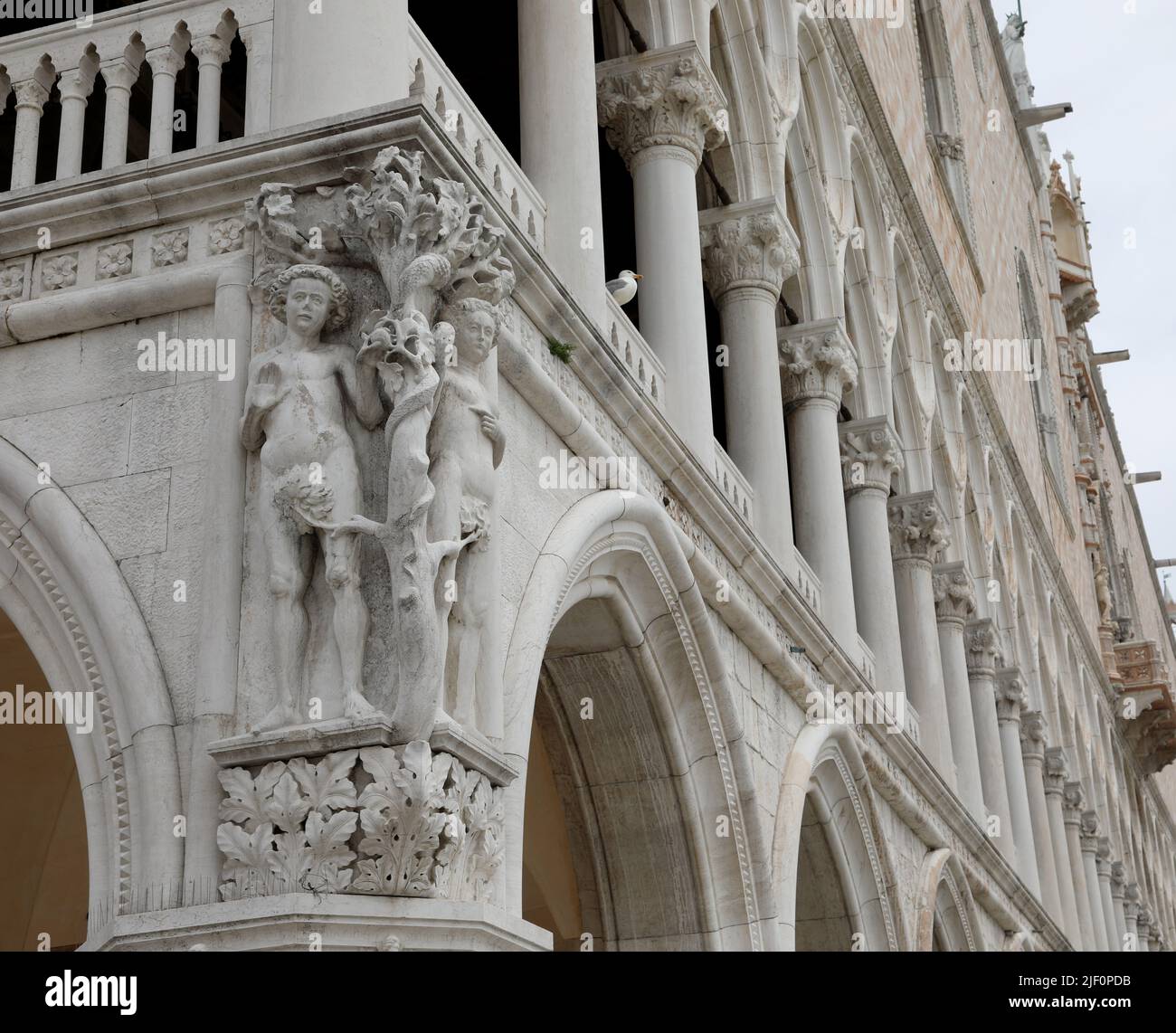 Venise, Ve, Italie - 18 mai 2020 : statues d'ADAM et D'ÈVE au coin du Palais des Doges antiques Banque D'Images