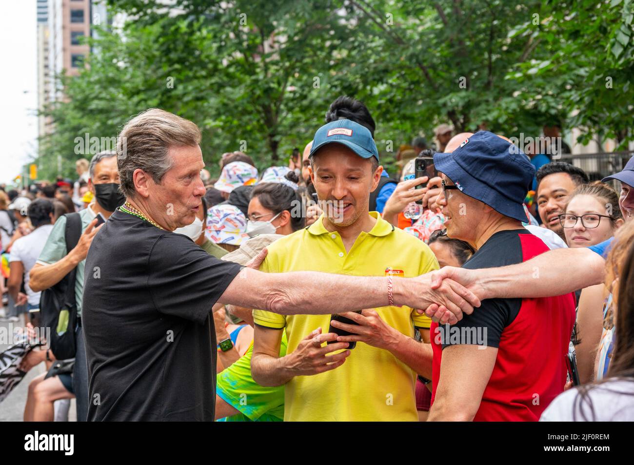 Le maire John Tory milite avec un membre du public pendant la parade de la fierté. Banque D'Images