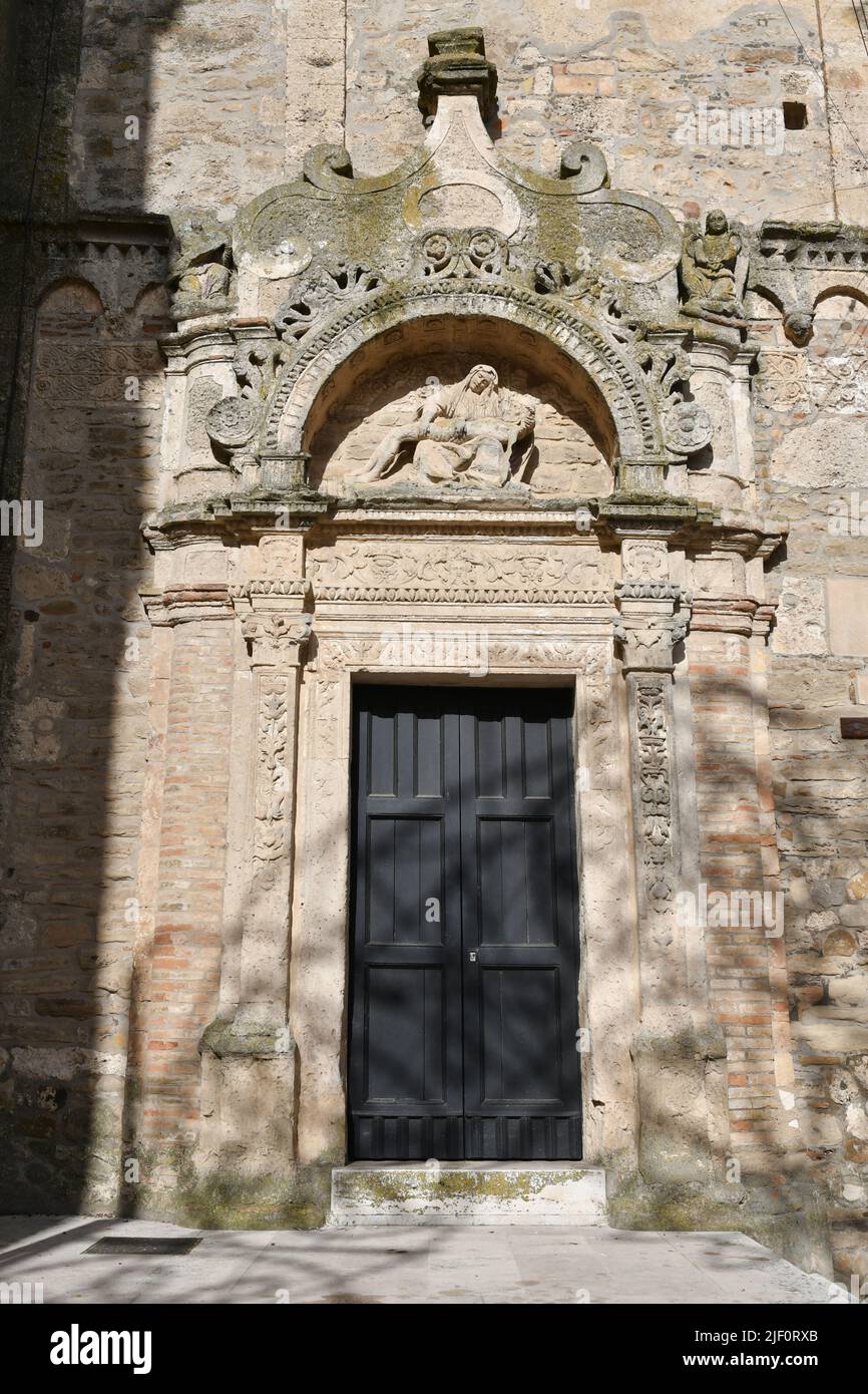 La porte d'entrée d'une église médiévale à Miglionico, une ville historique de la province de Matera en Italie. Banque D'Images