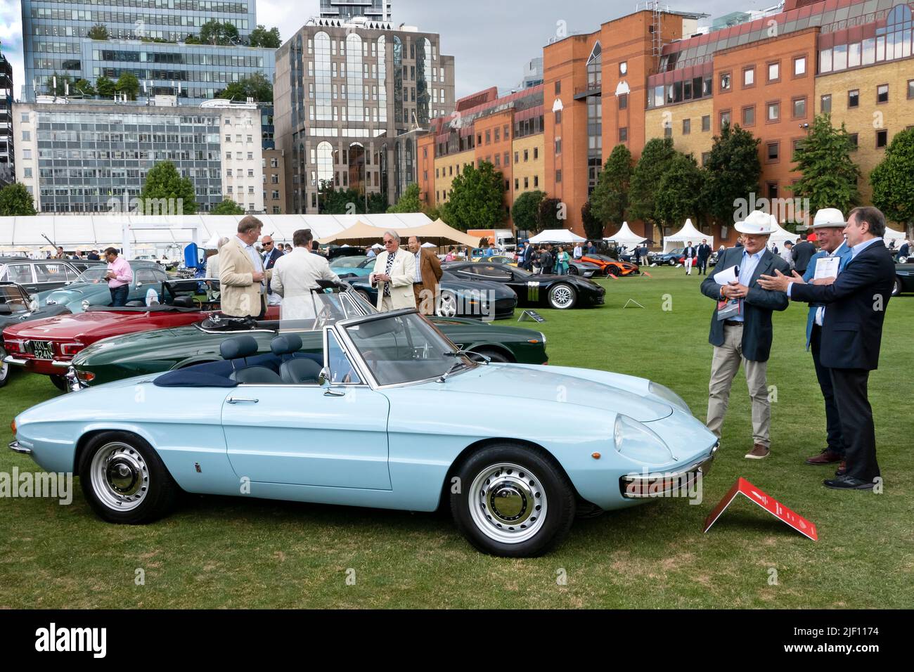 1969 Artillerie Alfa Romeo Duetto Spider au Concours de Londres à l'honorable Artillery Company, dans la ville de Londres, Royaume-Uni Banque D'Images