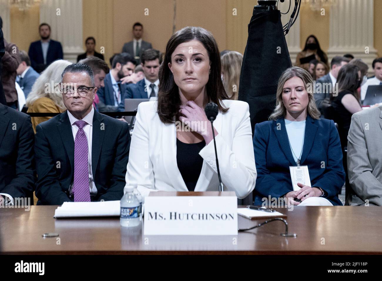 Washington, États-Unis. 28th juin 2022. Cassidy Hutchinson, ancien assistant du chef d'état-major de la Maison-Blanche Mark Meadows, comparaît devant le comité spécial de la Chambre des représentants qui enquête sur l'attaque du 6 janvier contre le Capitole des États-Unis tient une audience au Capitole à Washington, mardi, 28 juin 2022. Photo de piscine par Andrew Harnik/UPI crédit: UPI/Alamy Live News Banque D'Images