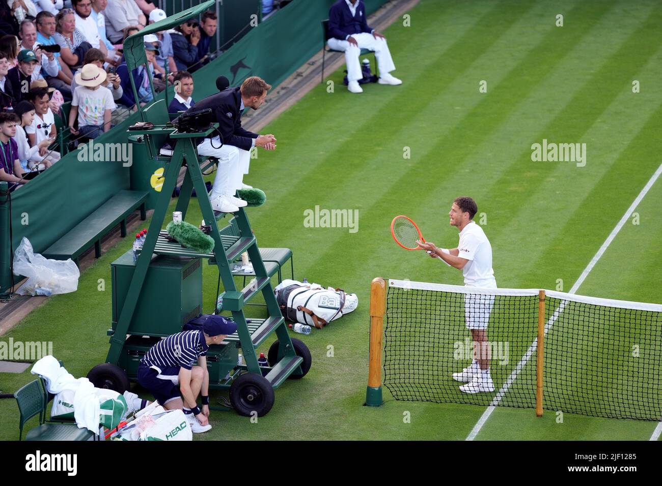 Diego Schwartzman parle avec l'arbitre lors de son match contre Diego Schwartzman le deuxième jour des Championnats de Wimbledon 2022 au All England Lawn tennis and Croquet Club, Wimbledon. Date de la photo: Mardi 28 juin 2022. Banque D'Images