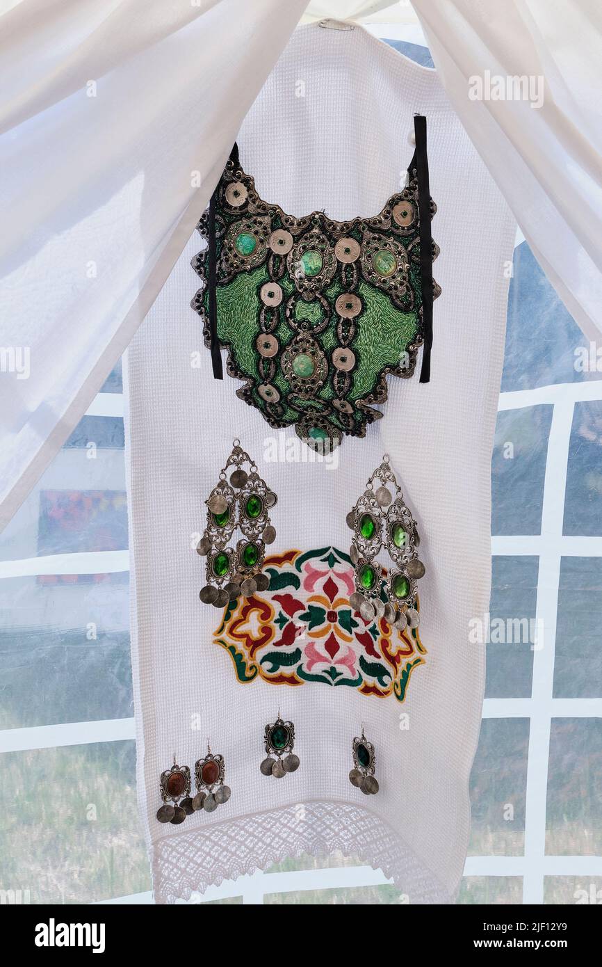 Bijoux traditionnels vintage pour la robe nationale de tatar sur serviette blanche avec broderie machine. Banque D'Images