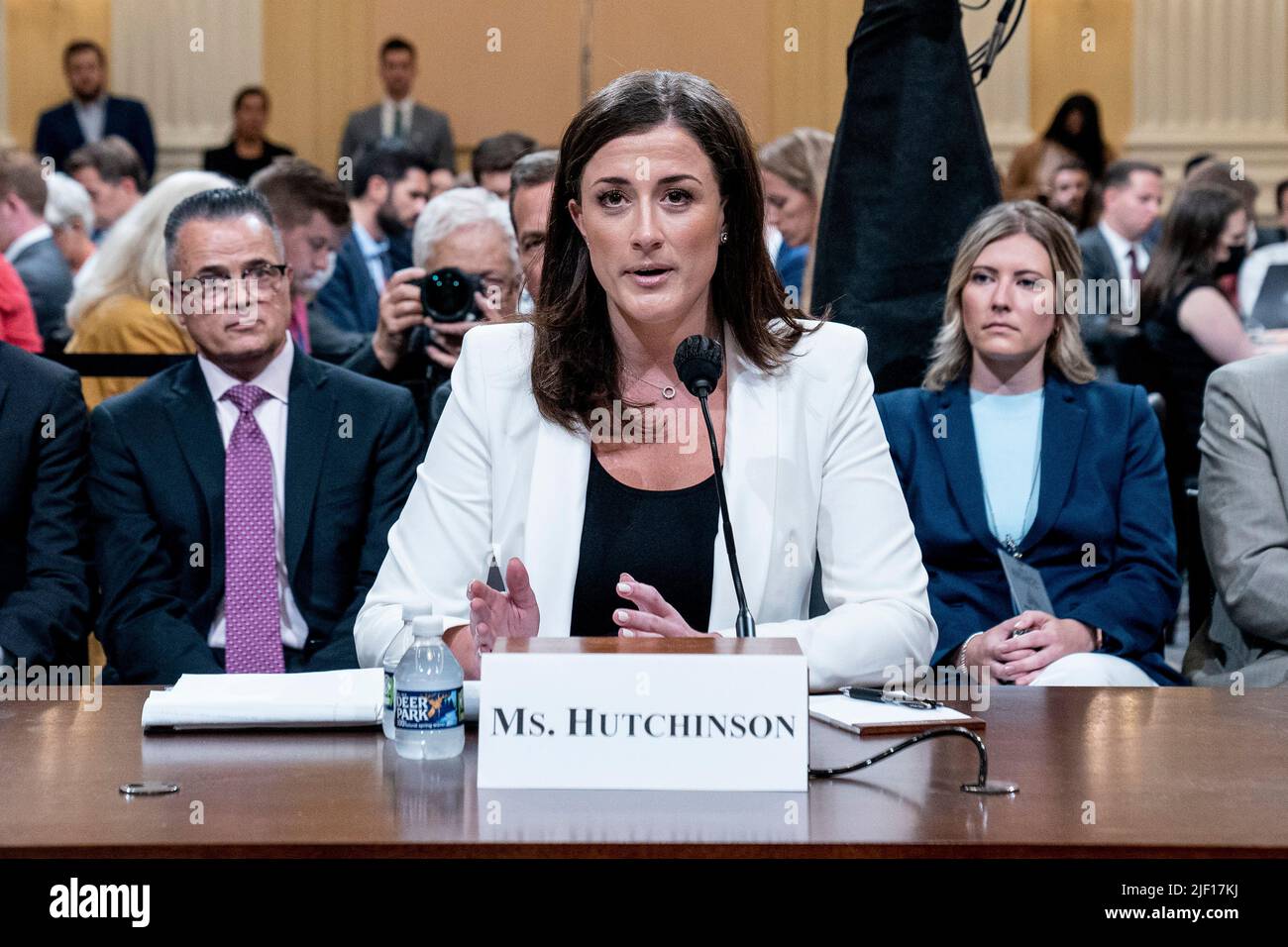 Cassidy Hutchinson, ancien assistant du chef de cabinet de Trump à la Maison-Blanche Mark Meadows, témoigne du fait que le comité spécial de la Chambre des représentants enquête sur l'attaque du 6 janvier contre le Capitole des États-Unis tient une audience au Capitole à Washington, mardi, 28 juin 2022. Crédit : Andrew Harnik/Pool via CNP/MediaPunch Banque D'Images