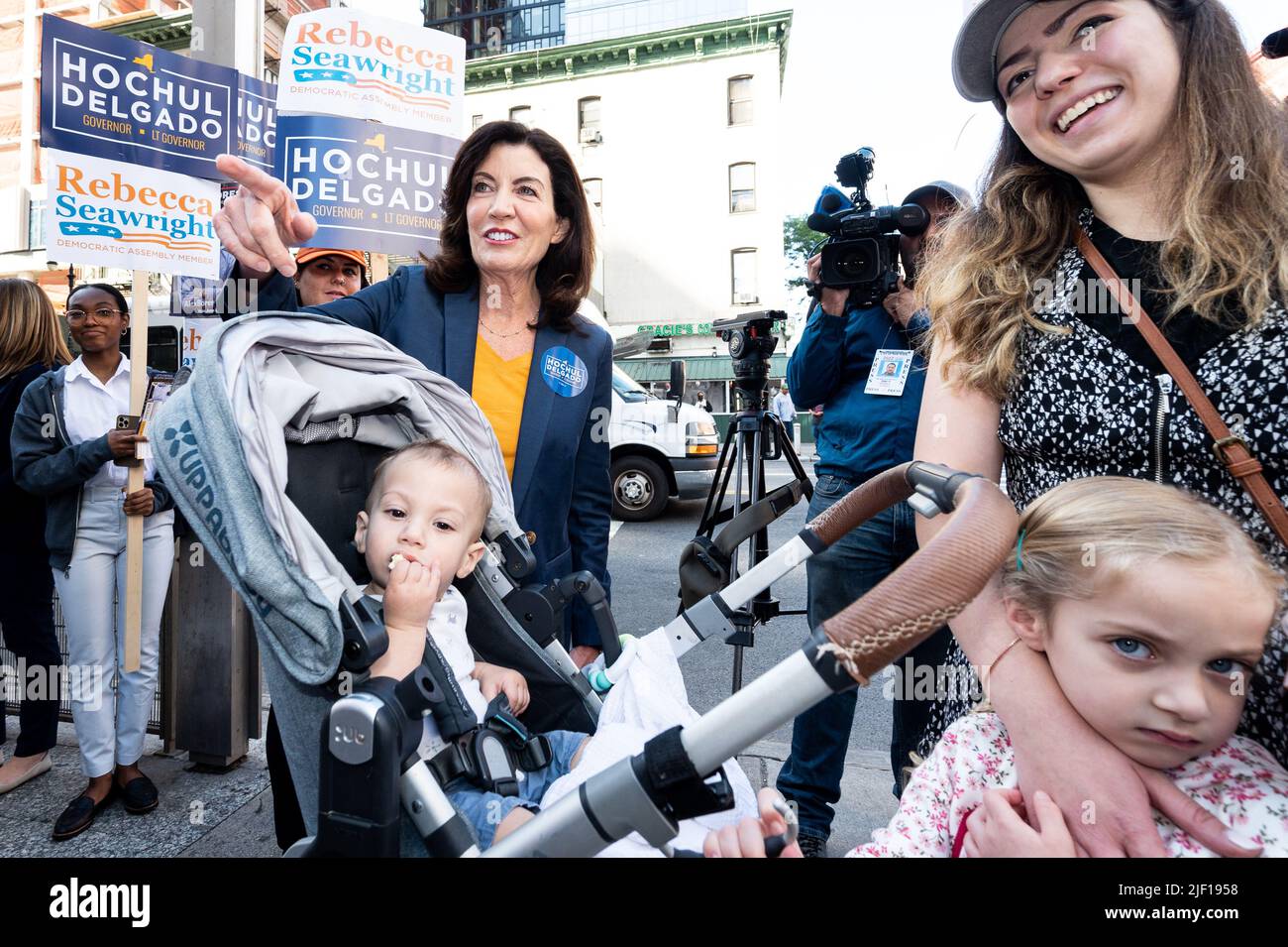 New York, États-Unis. 28th juin 2022. Kathy Hochul, gouverneur de l'État de New York (D), fait campagne près de l'entrée du métro de la deuxième avenue, rue 86th. (Photo de Michael Brochstein/Sipa USA) crédit: SIPA USA/Alay Live News Banque D'Images