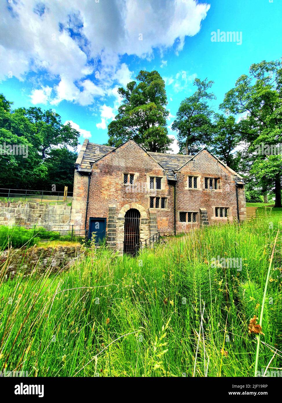 Photographie des anciens bâtiments anglais architecture moulin à eau Dunham massey manchester angleterre royaume-uni Banque D'Images