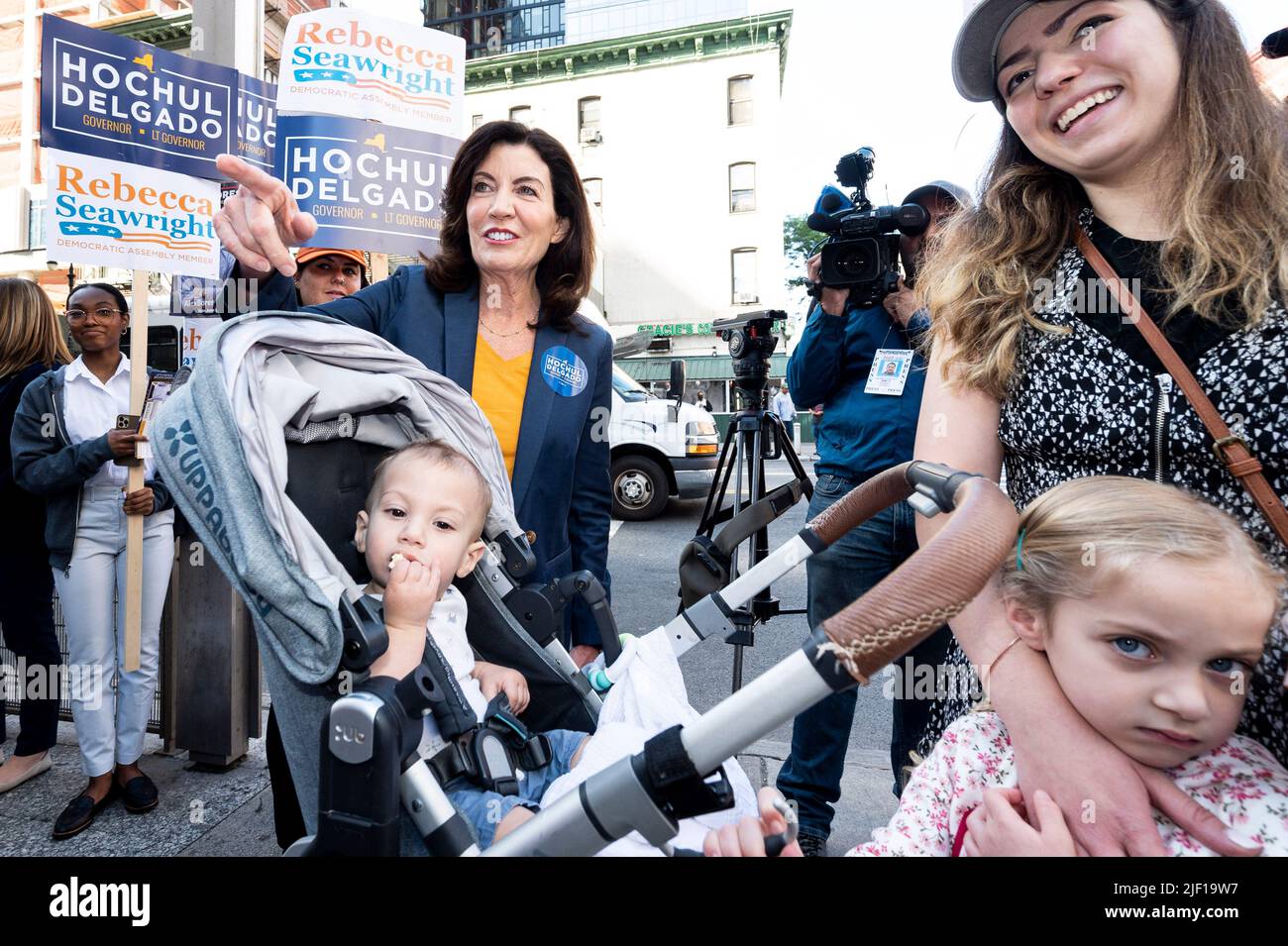 28 juin 2022, New York, New York, États-Unis : la gouverneure de l'État de New York KATHY HOCHUL (D) fait campagne près de l'entrée du métro de la deuxième avenue, rue 86th. (Image de crédit : © Michael Brochstein/ZUMA Press Wire) Banque D'Images